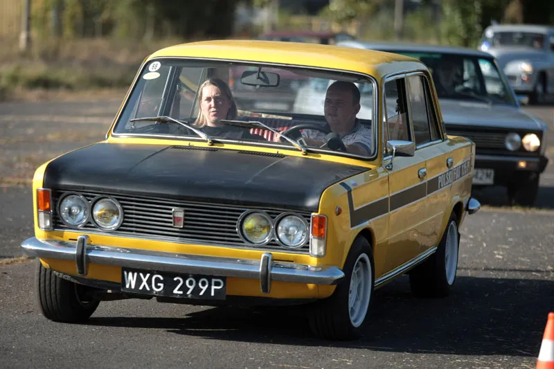 Warszawa, 25.09.2011. Fiat 125p w czasie wyścigu zabytkowych pojazdów w ramach obchodów 60-lecia Fabryki Samochodów Osobowych na torze FSO w stolicy Fot.  PAP/Leszek Szymański