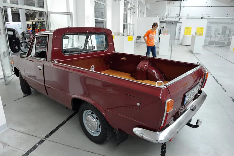 Fiat 125p w wersji pickup, który powstał w 1980 roku. Do dziś przetrwały nieliczne egzemplarze tego modelu Fot. PAP/Marcin Bielecki  