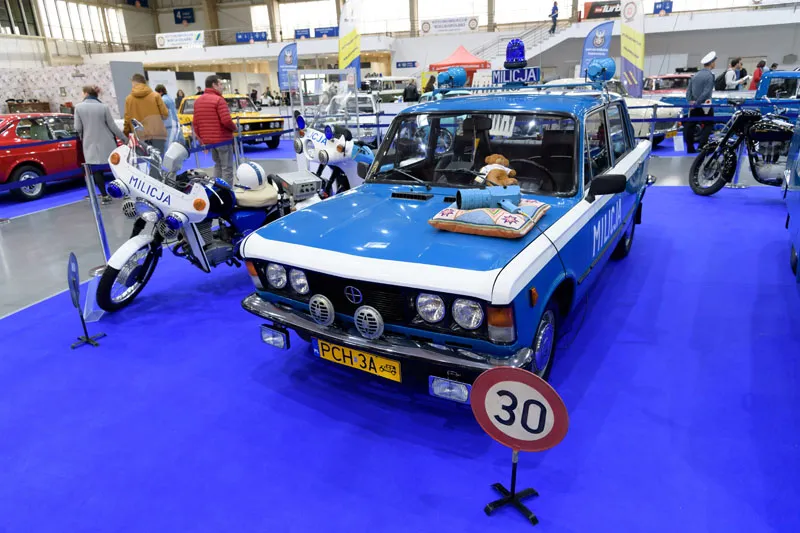 Samochód FSO 125p w malowaniu milicyjnym zaprezentowany na targach RETRO MOTOR SHOW, 26 bm. w Poznaniu Fot. PAP/Jakub Kaczmarczyk