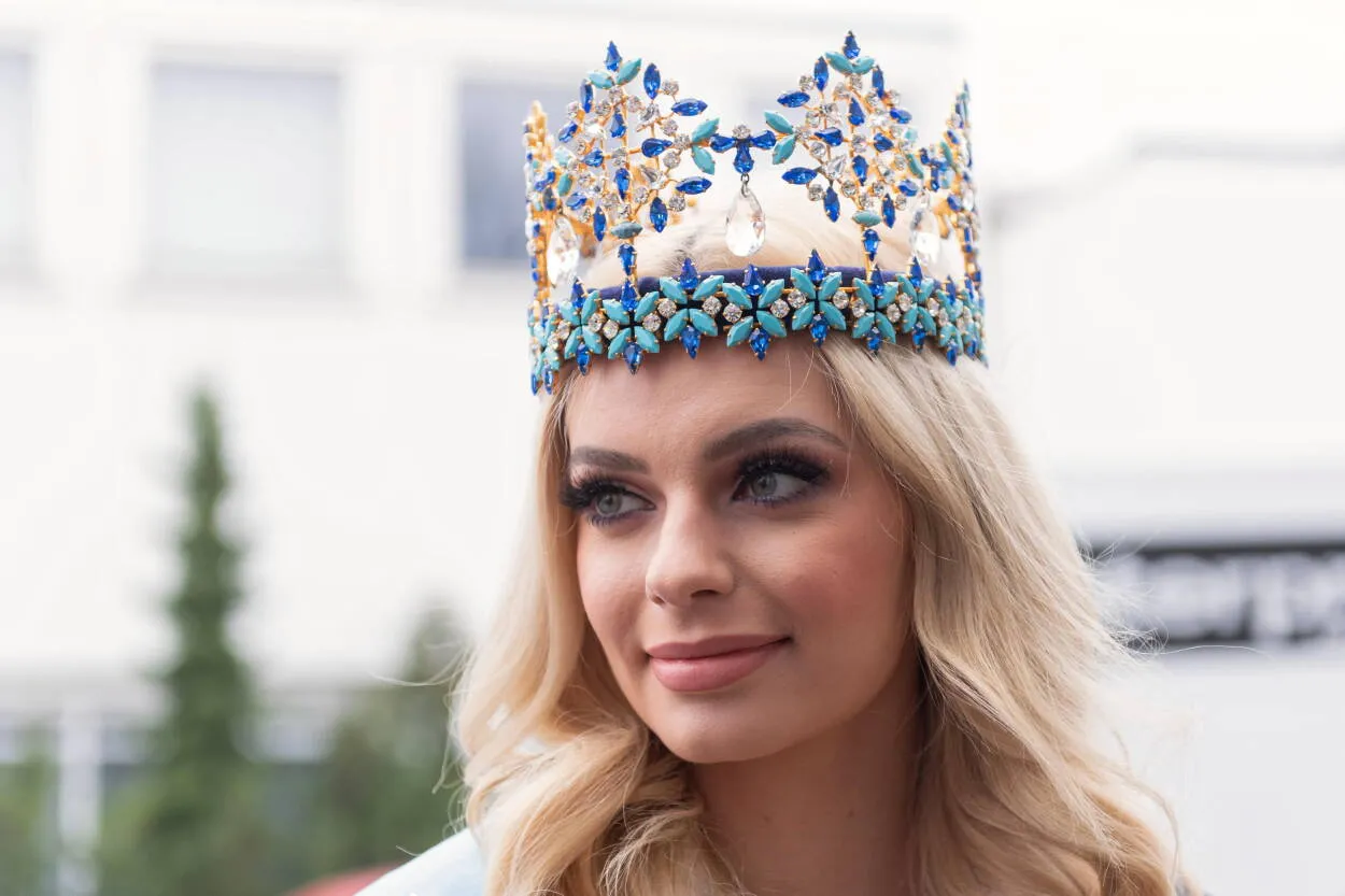 Miss World Karolina Bielawska podczas wizyty w Punkcie Recepcyjnym oraz Centralnym Punkcie Zbiórki Darów dla Ukrainy na terenie MTP w Poznaniu, fot. PAP/Jakub Kaczmarczyk