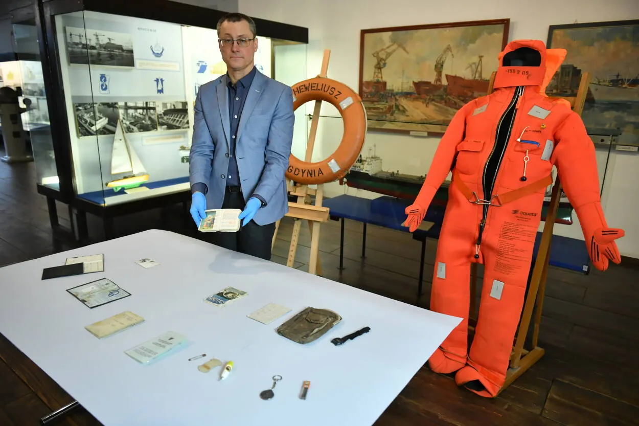 Prezentacja osobistych przedmiotów z pokładu "Heweliusza" w Spichlerzach na Ołowiance w Gdańsku w przededniu 30. rocznicy katastrofy promu "Jan Heweliusz". Fot. PAP/Adam Warżawa