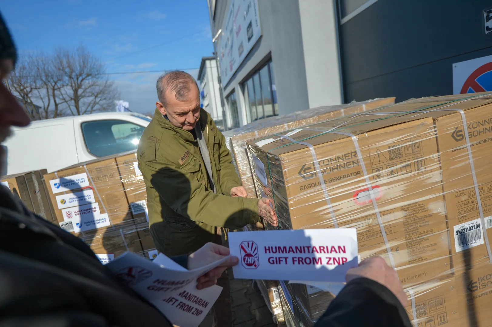 Przygotowywanie transportu generatorów prądu dla ukraińskich szkół i przedszkoli, fot. PAP/ Marcin Obara