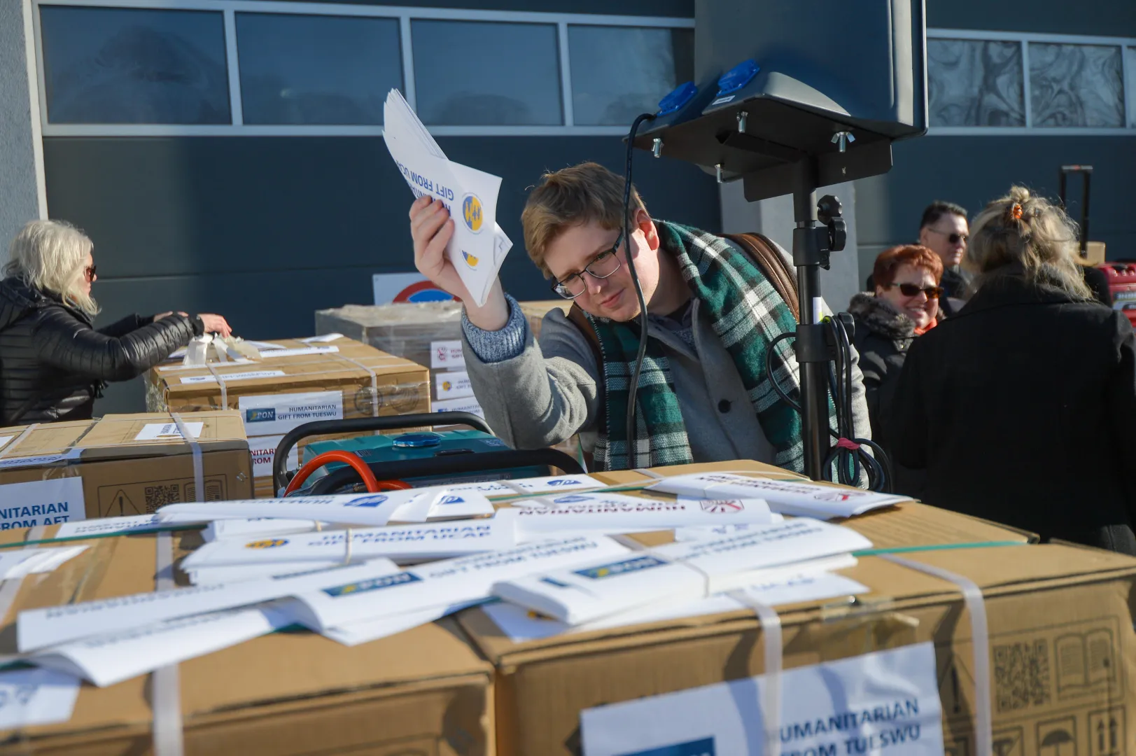 Przygotowywanie transportu generatorów prądu dla ukraińskich szkół i przedszkoli, fot. PAP/ Marcin Obara