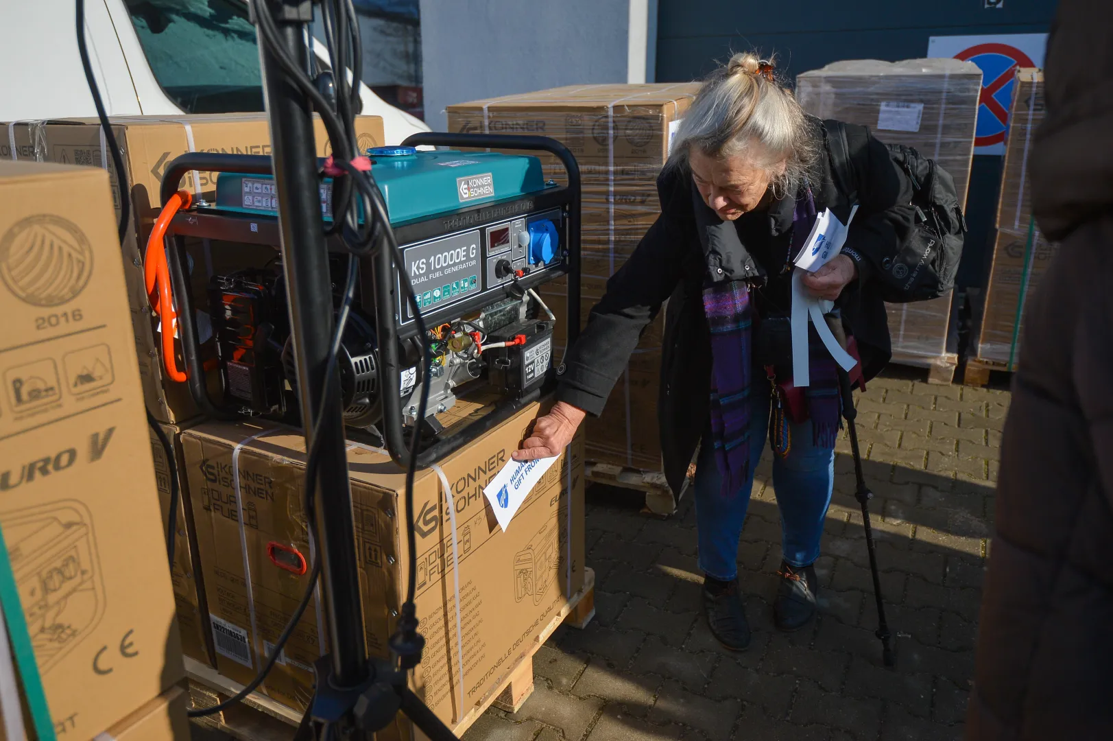 Przygotowywanie transportu generatorów prądu dla ukraińskich szkół i przedszkoli, fot. PAP/ Marcin Obara