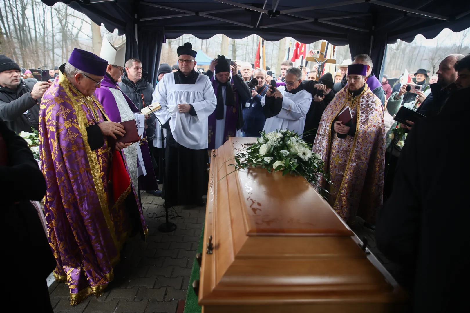 Pogrzeb ks. Tadeusza Isakowicza-Zaleskiego na cmentarzu parafialnym w Rudawie. Fot. PAP/Łukasz Gągulski
