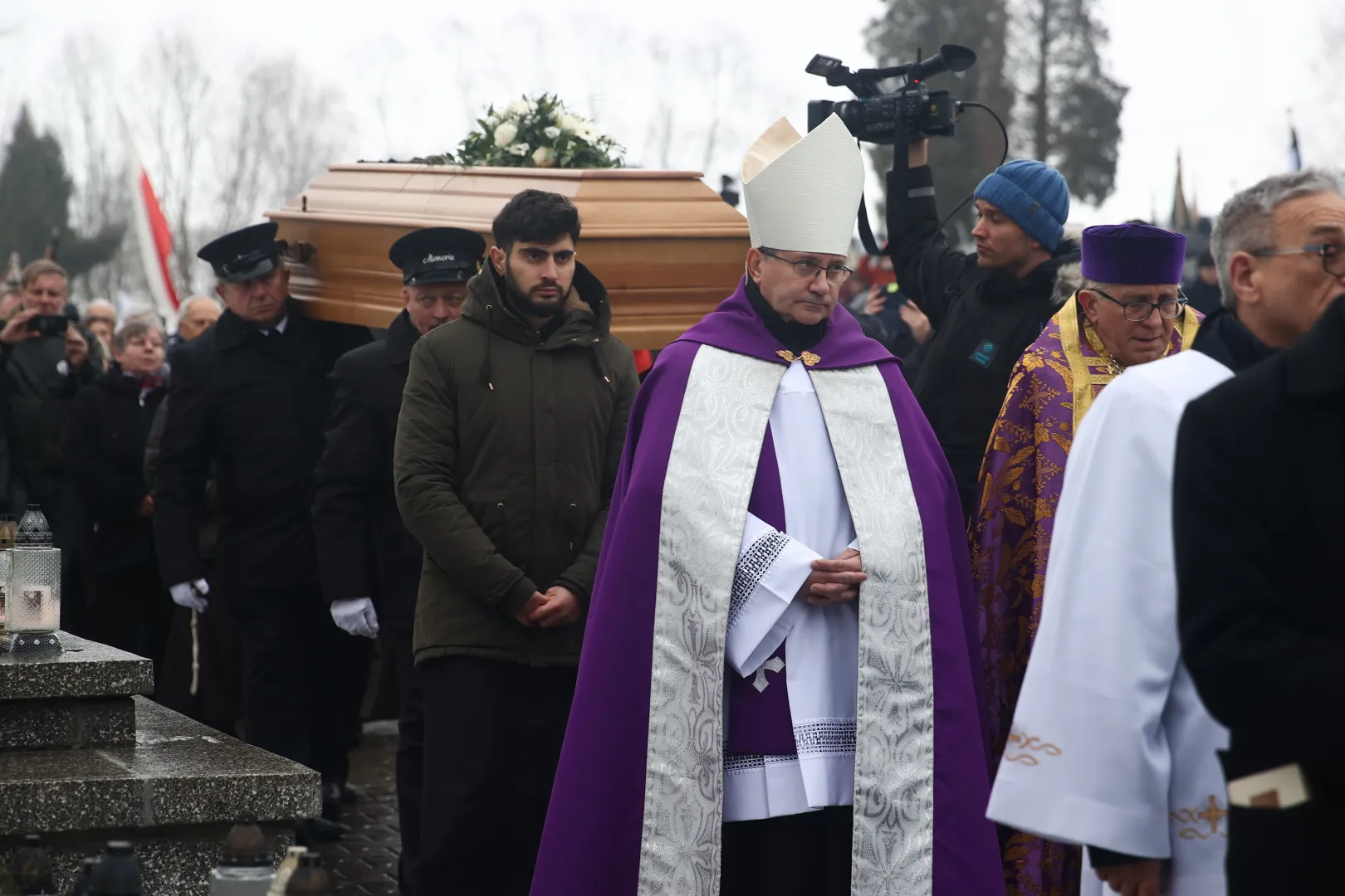 Pogrzeb ks. Tadeusza Isakowicza-Zaleskiego na cmentarzu parafialnym w Rudawie. Fot. PAP/Łukasz Gągulski