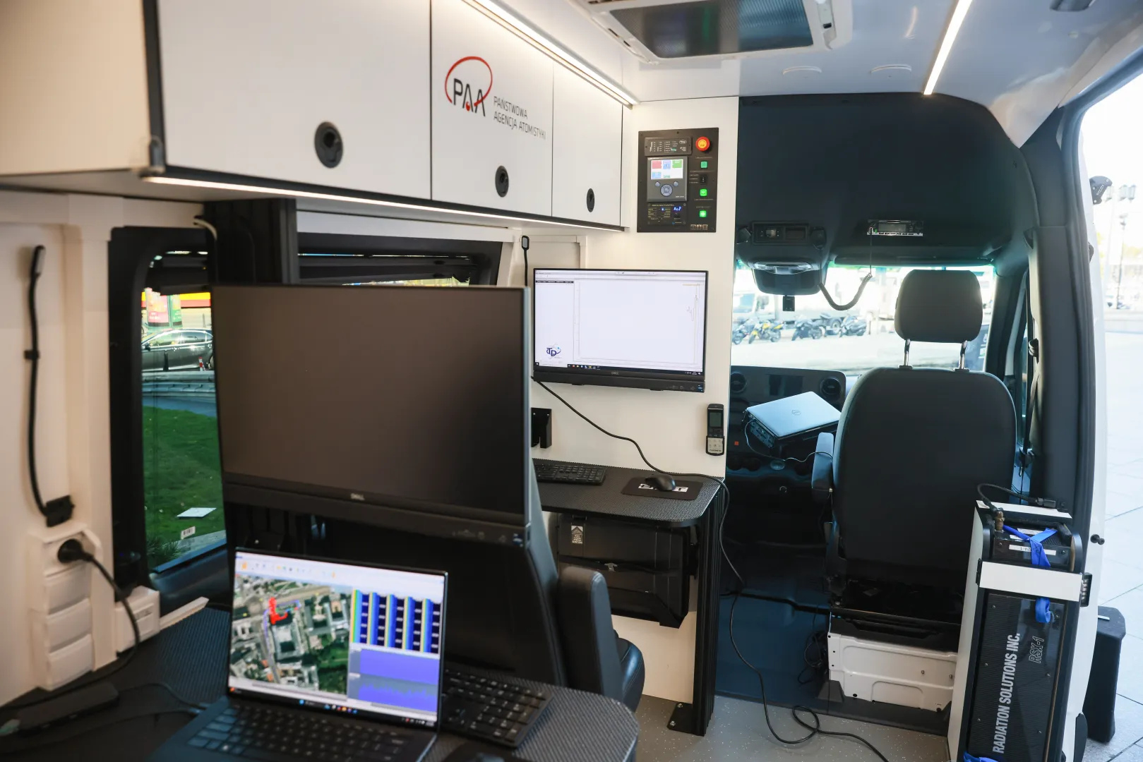  RUCHOME LABORATORIUM RADIOMETRYCZNE. Fot. PAP/Leszek Szymański