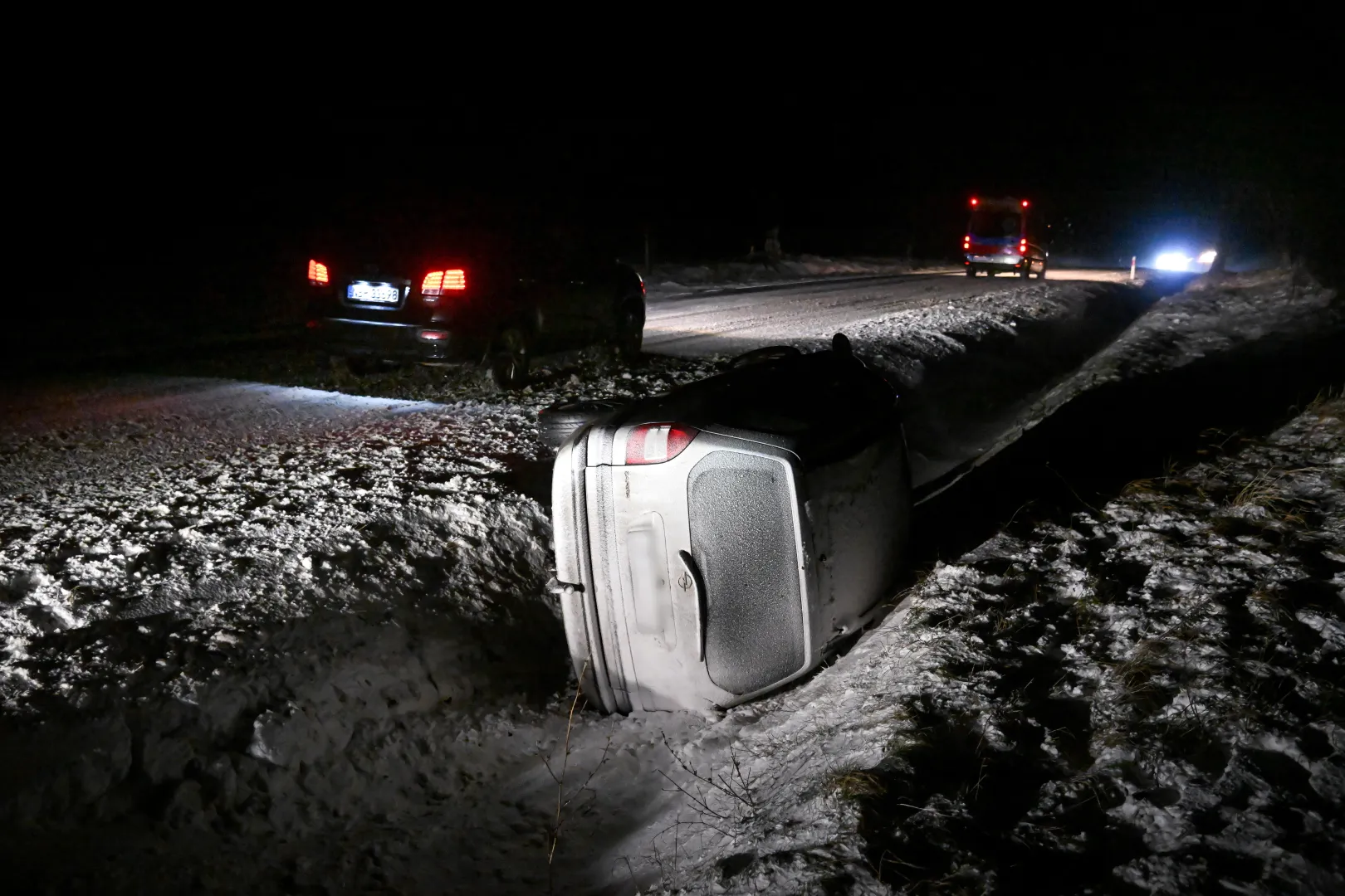 Samochód osobowy w rowie przy drodze wojewódzkiej nr 504 Fot. AP/Andrzej Jackowski