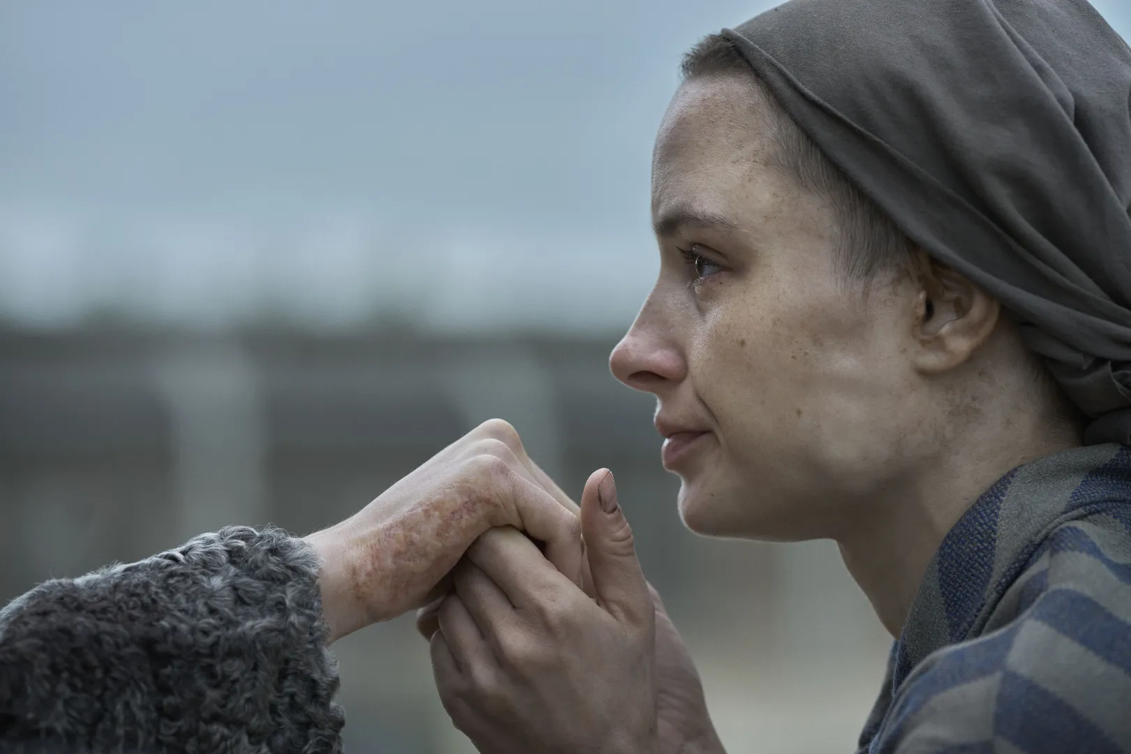 Kadr z filmu "Tatuażysta z Auschwitz". Fot. Martin Mlaka/materiały prasowe