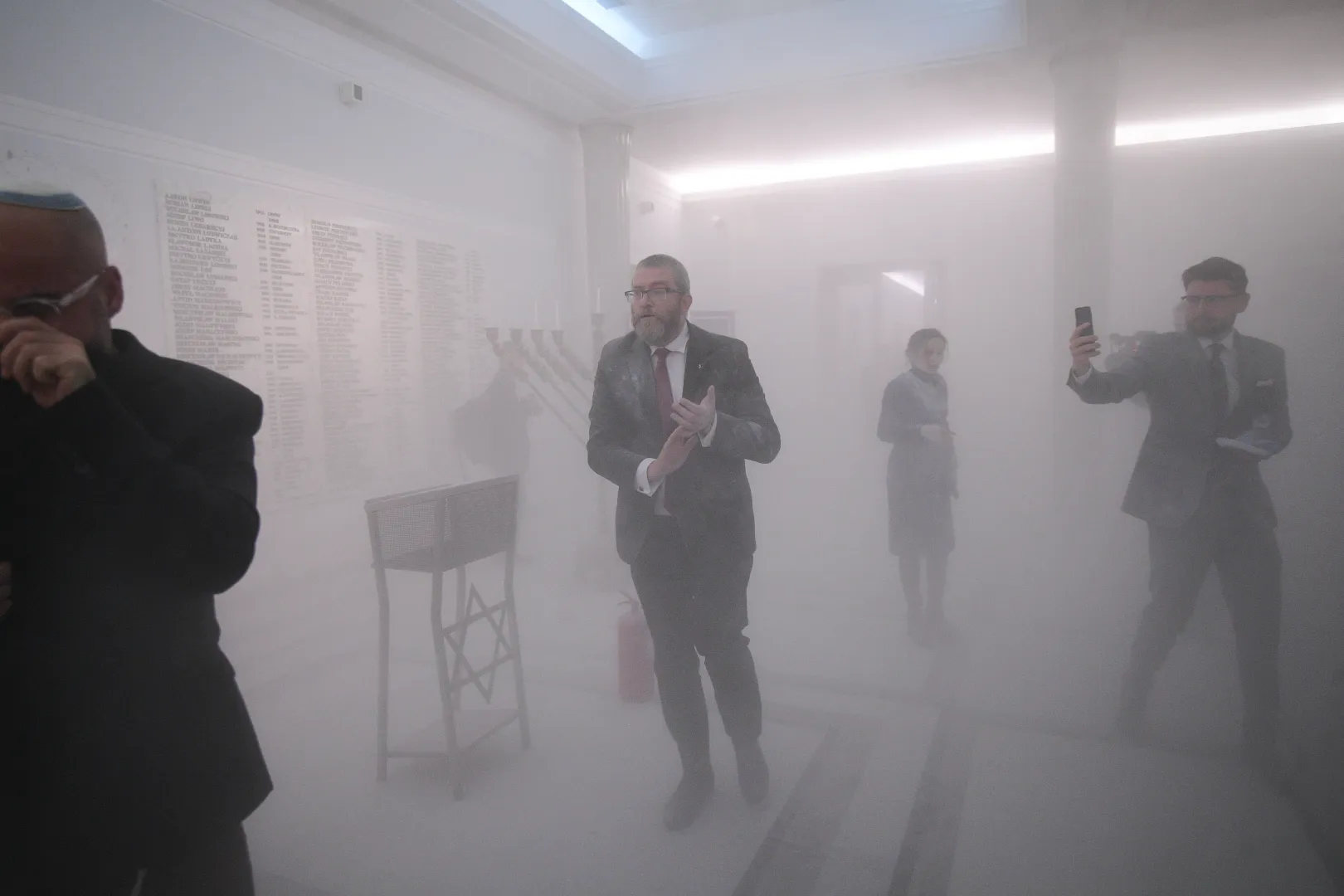 12.12.2023. Poseł Konfederacji Grzegorz Braun zgasił gaśnicą chanukiję w Sejmie w Warszawie. Fot. PAP/Marcin Obara