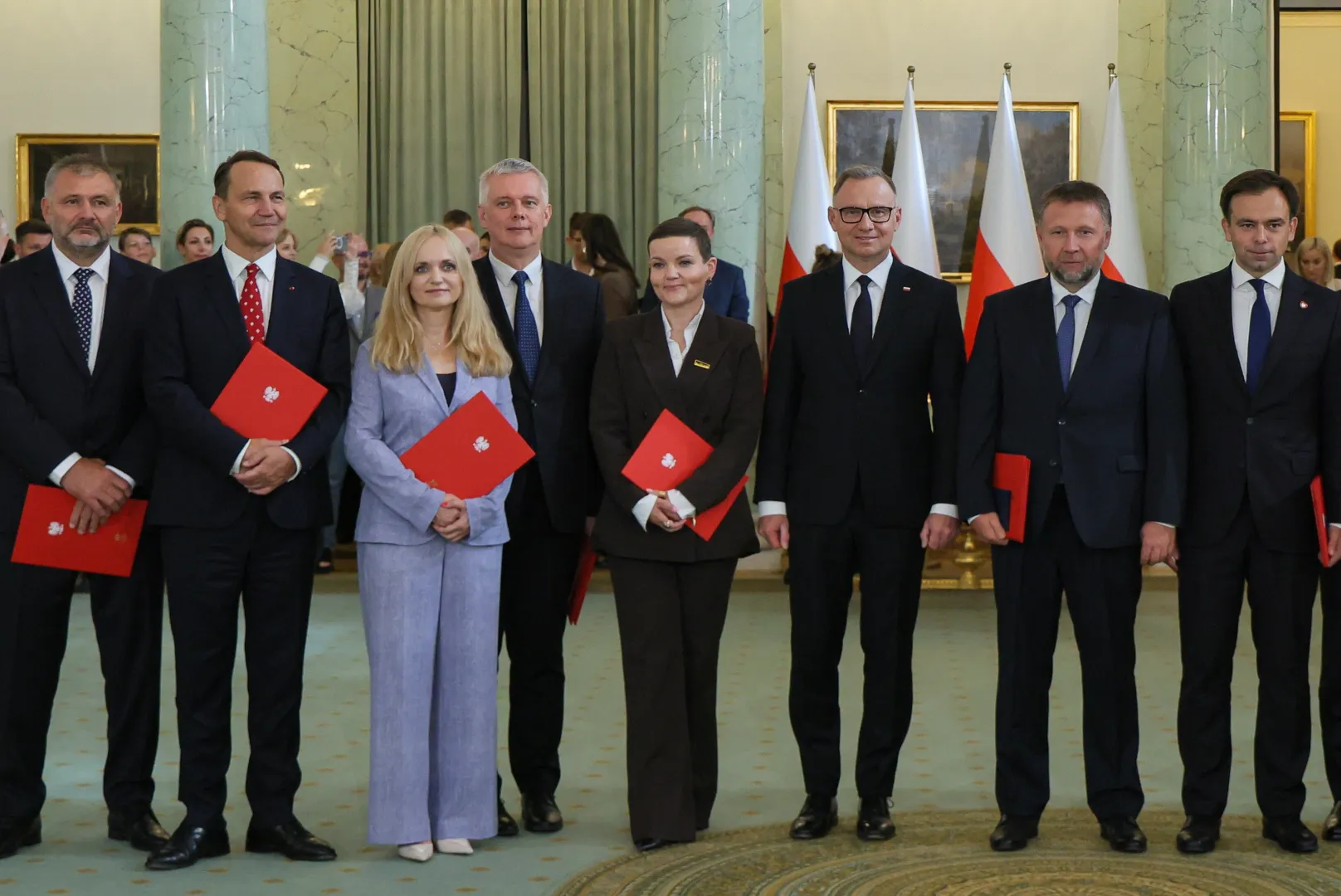 24.07.2025. Prezydent Andrzej Duda (3P), koordynator służb specjalnych Tomasz Siemoniak (4L), powołany na stanowisko ministra sprawiedliwości Waldemar Żurek (L), powołany na funkcję wicepremiera, szef MSZ Radosław Sikorski (2L), powołana na stanowisko ministra zdrowia Jolanta Sobierańska-Grenda (3L), powołany na stanowisko ministra finansów i gospodarki Andrzej Domański (P), powołany na stanowisko ministra spraw wewnętrznych i administracji Marcin Kierwiński (P) podczas zmiany w składzie Rady Ministrów w Pa