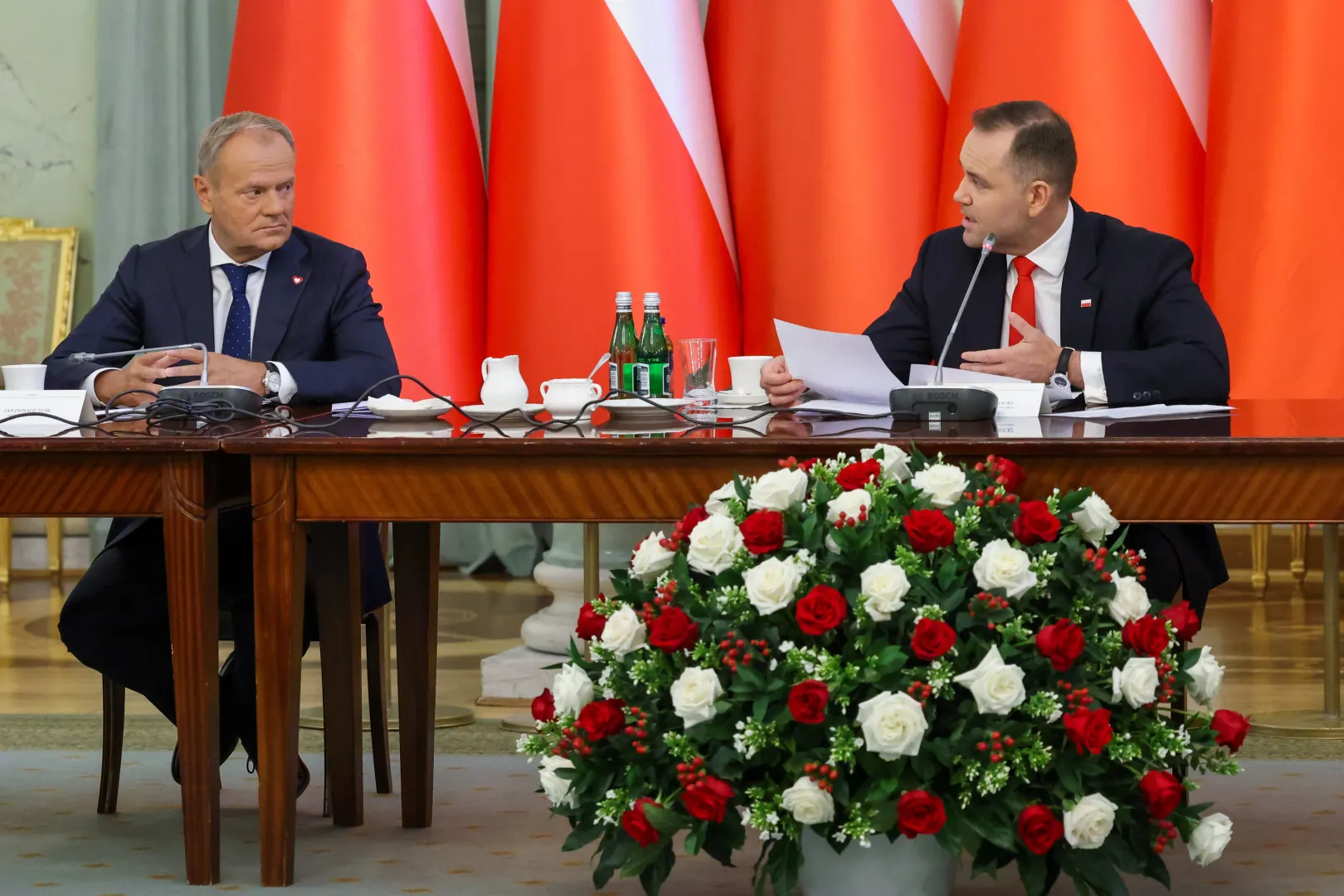 Prezydent RP Karol Nawrocki (P) i premier Donald Tusk (L) podczas posiedzenia Rady Gabinetowej. Fot. PAP/Albert Zawada