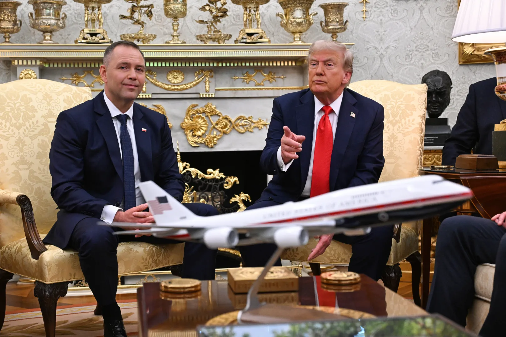 Karol Nawrocki (L) i Donald Trump (P). Fot. PAP/Radek Pietruszka