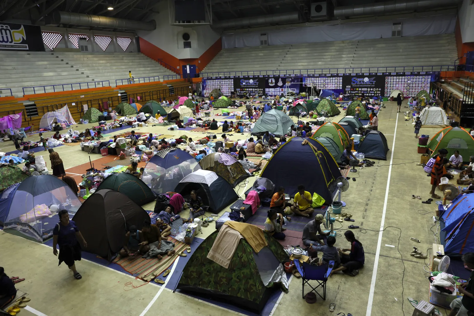 Ewakuowani mieszkańcy Tajlandii. Fot. EPA/RUNGROJ YONGRIT