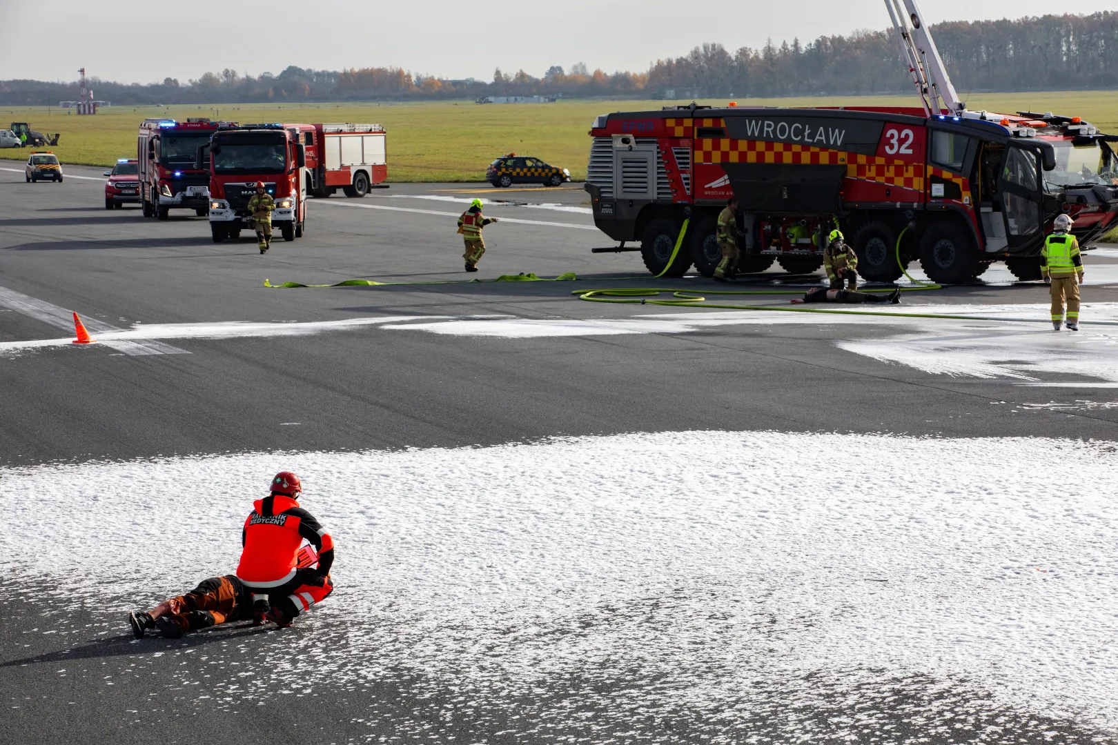  Ćwiczenia ratownicze NOKIA 25 na terenie Portu Lotniczego Wrocław. Fot. PAP/Krzysztof Ćwik