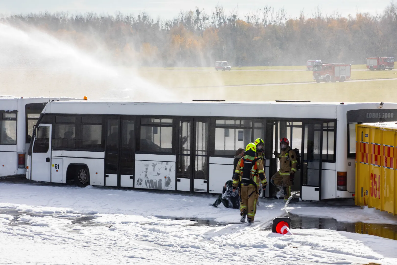  Ćwiczenia ratownicze NOKIA 25 na terenie Portu Lotniczego Wrocław. Fot. PAP/Krzysztof Ćwik