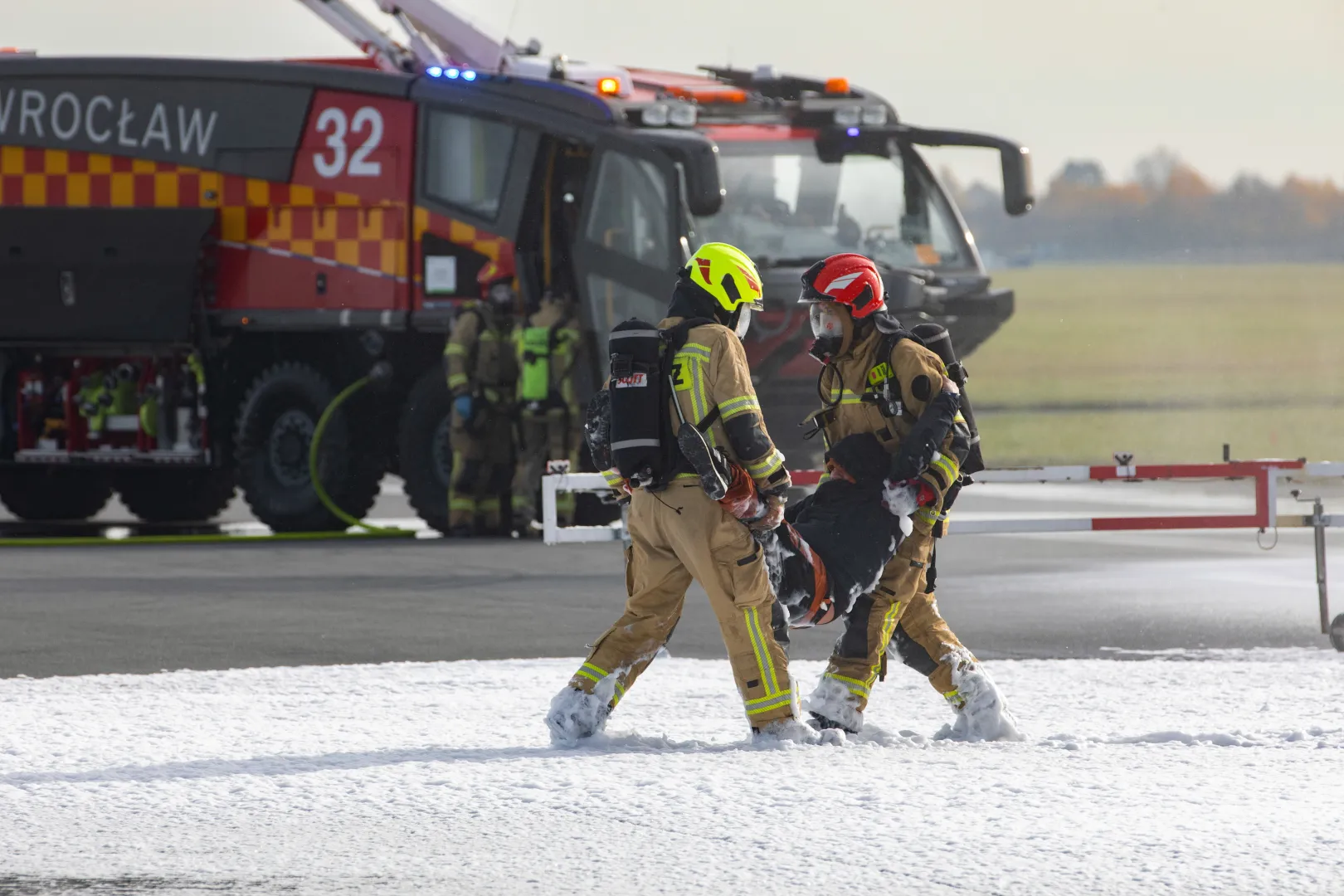 Ćwiczenia ratownicze NOKIA 25 na terenie Portu Lotniczego Wrocław. Fot. PAP/Krzysztof Ćwik