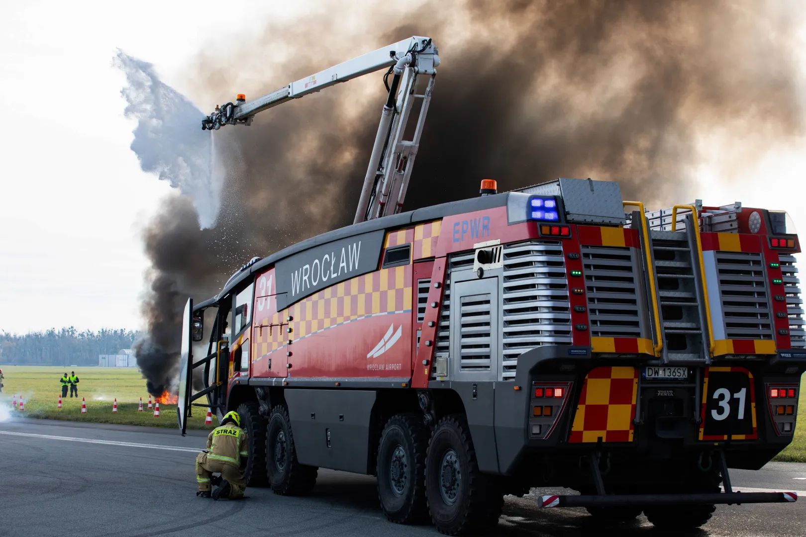  Ćwiczenia ratownicze NOKIA 25 na terenie Portu Lotniczego Wrocław. Fot. PAP/Krzysztof Ćwik