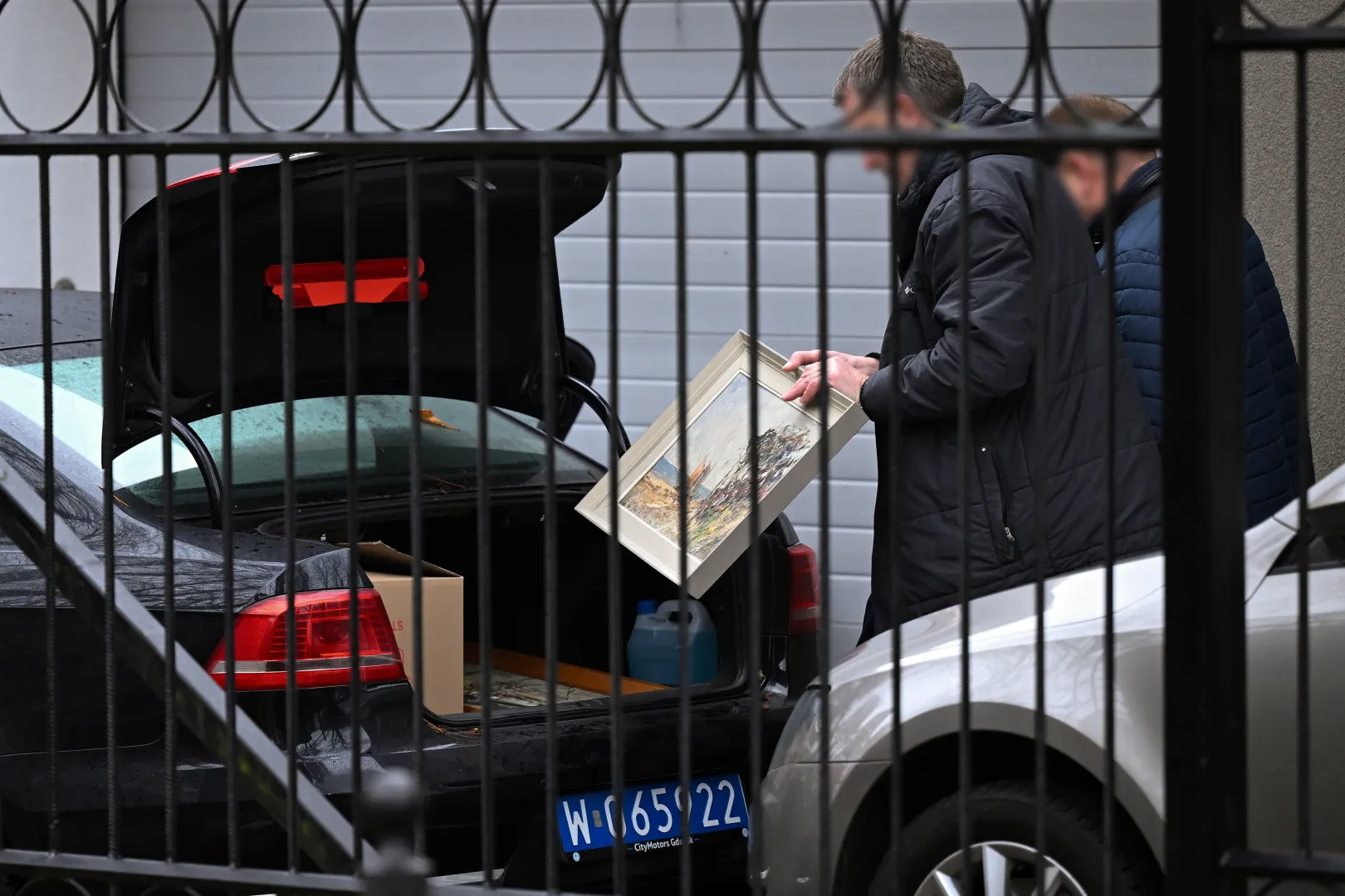 Pracownicy ostatniego rosyjskiego konsulatu w RP ropoczęli pakowanie rzeczy. Fot. PAP/Adam Warżawa