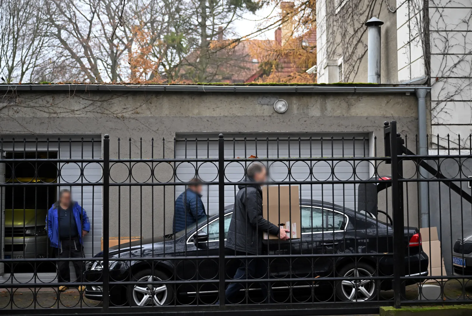 Pracownicy ostatniego rosyjskiego konsulatu w RP ropoczęli pakowanie rzeczy. Fot. PAP/Adam Warżawa