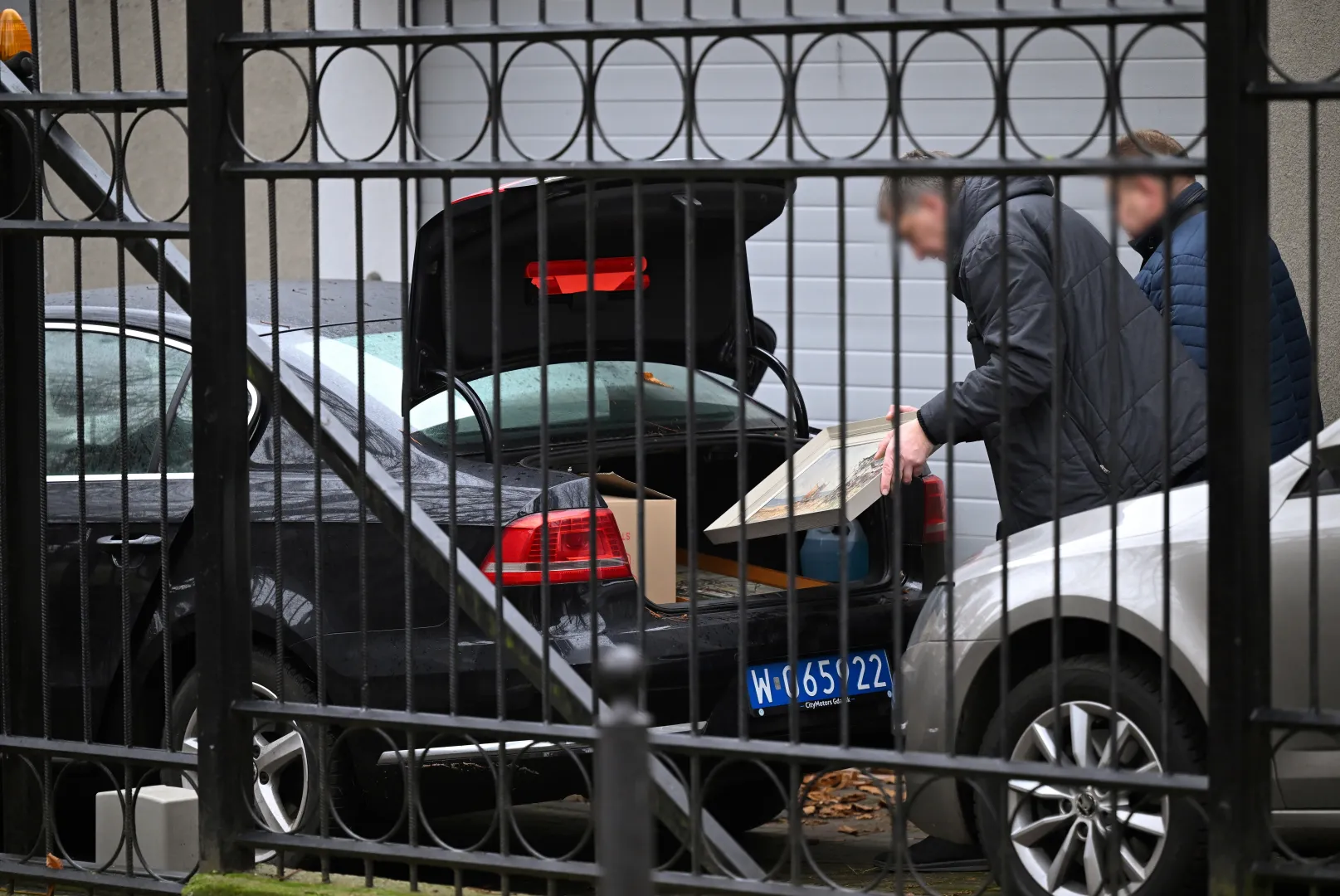 Pracownicy ostatniego rosyjskiego konsulatu w RP ropoczęli pakowanie rzeczy. Fot. PAP/Adam Warżawa