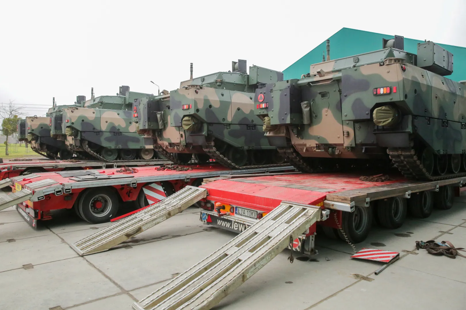 Pierwsza partia Nowych Pływających Bojowych Wozów Piechoty Borsuk. Fot. PAP/Tomasz Waszczuk