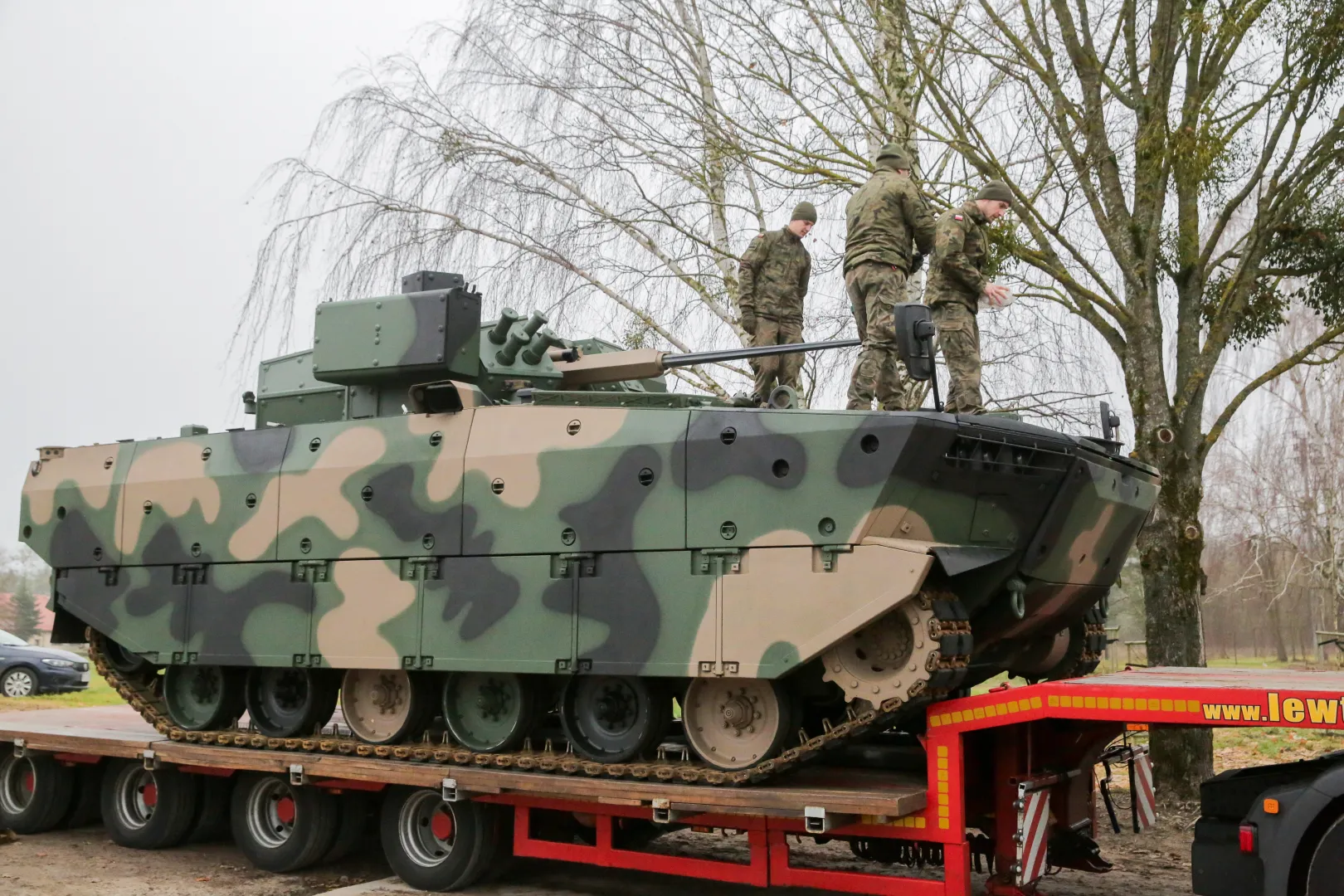 Pierwsza partia Nowych Pływających Bojowych Wozów Piechoty Borsuk. Fot. PAP/Tomasz Waszczuk