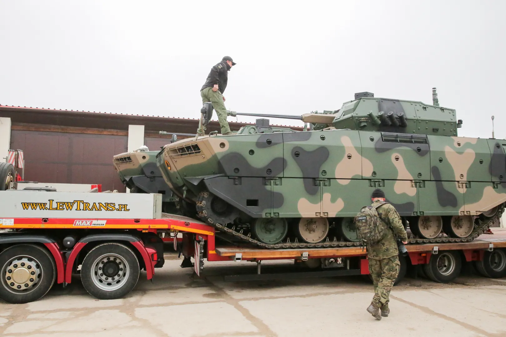 Pierwsza partia Nowych Pływających Bojowych Wozów Piechoty Borsuk. Fot. PAP/Tomasz Waszczuk