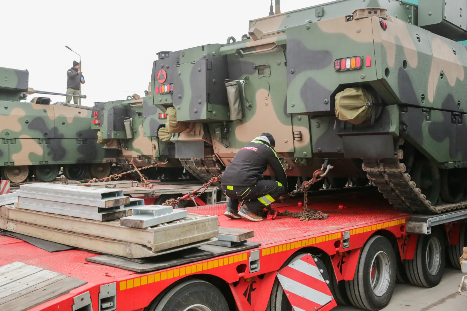 Pierwsza partia Nowych Pływających Bojowych Wozów Piechoty Borsuk. Fot. PAP/Tomasz Waszczuk