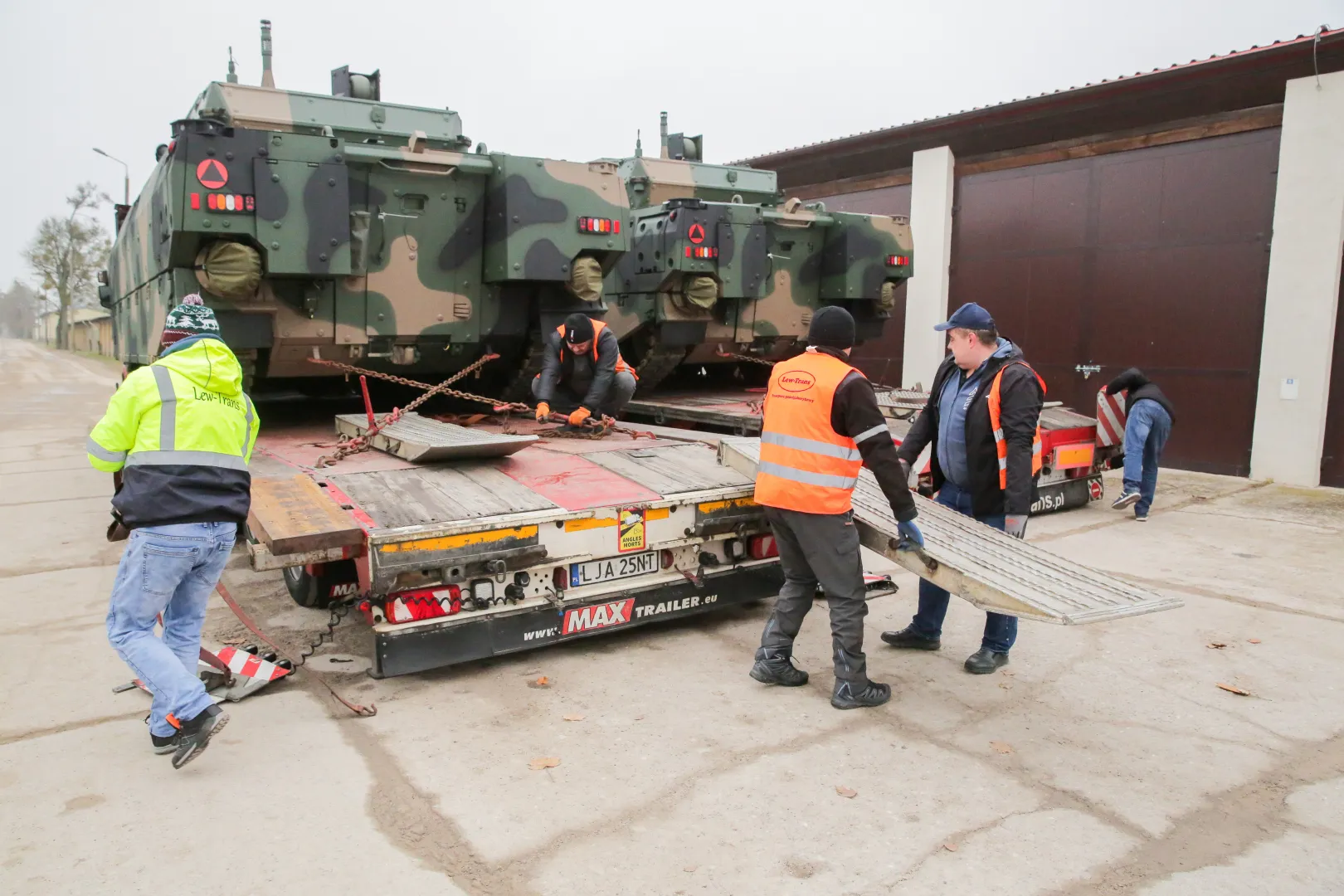 Pierwsza partia Nowych Pływających Bojowych Wozów Piechoty Borsuk. Fot. PAP/Tomasz Waszczuk