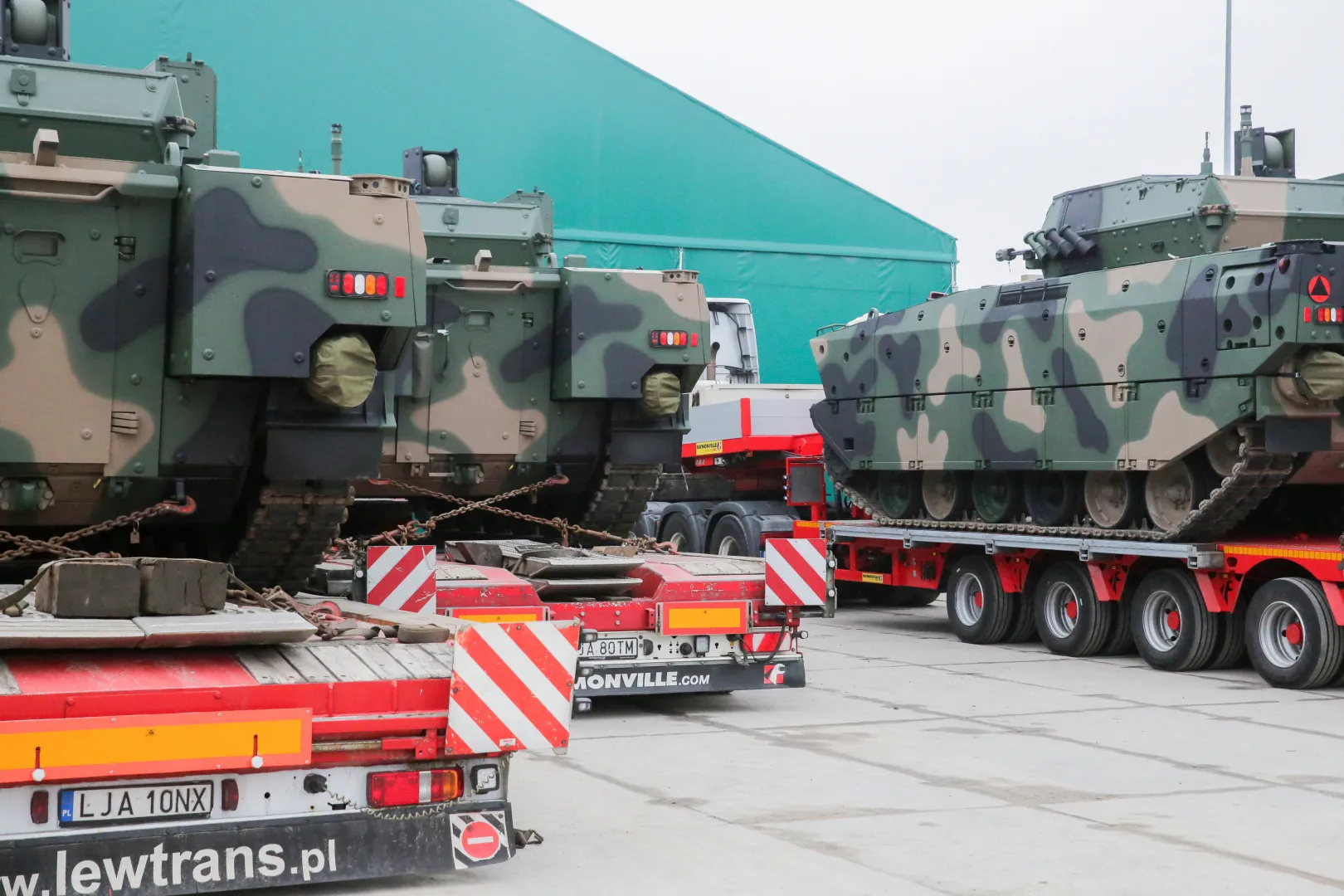 Pierwsza partia Nowych Pływających Bojowych Wozów Piechoty Borsuk. Fot. PAP/Tomasz Waszczuk