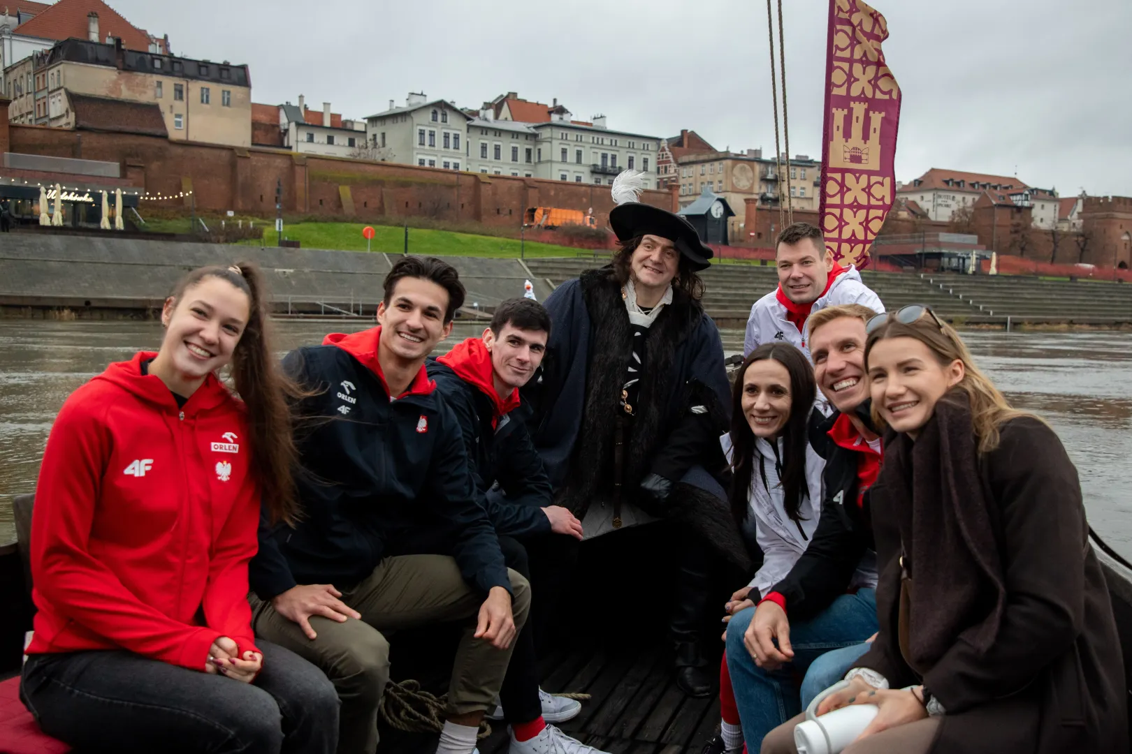 Anna Matuszewicz (L), Mateusz Kołodziejski (2L), Mikolaj Szczęsny (3L), Paweł Wojciechowski (4P), Marika Popowicz (3P), Piotr Lisek (2P) i Adrianna Sułek (P). Fot. PAP/ Agnieszka Bielecka
