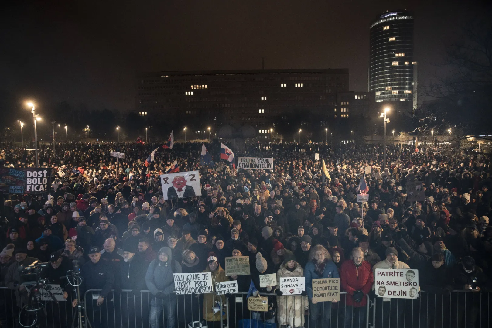 Protesty na Słowacji. Fot. PAP/EPA/JAKUB GAVLAK