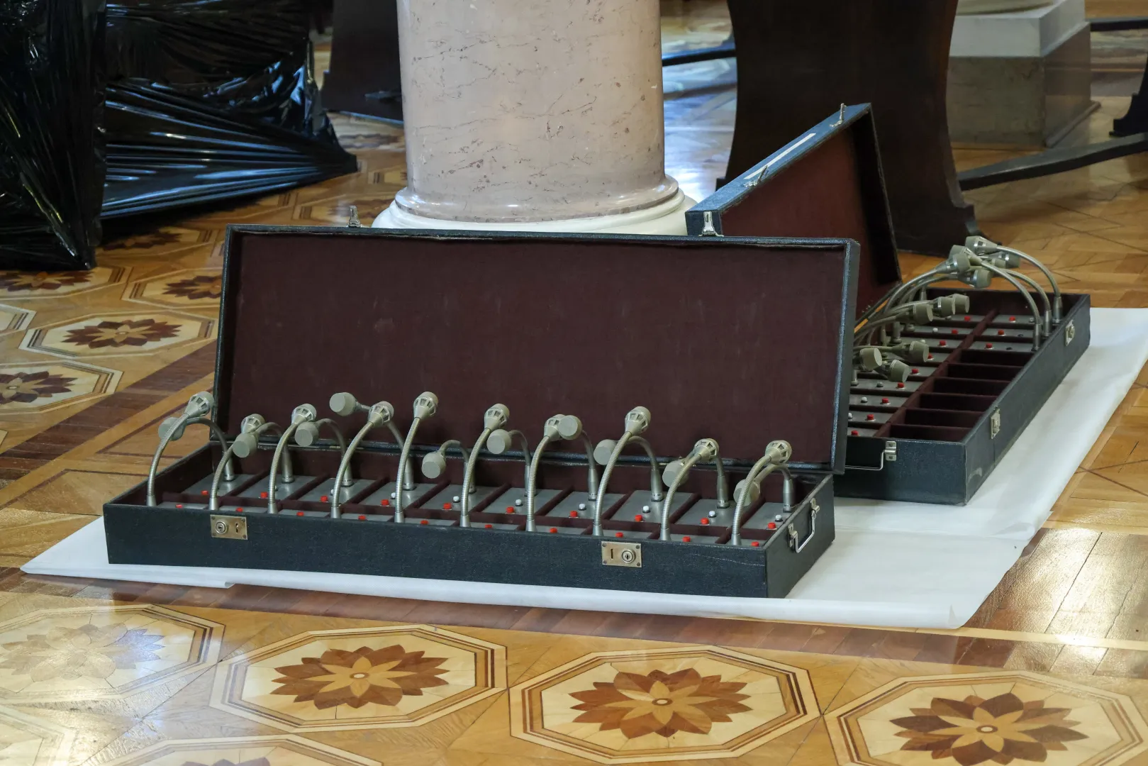 Demontaż Okrągłego Stołu. Fot. PAP/Albert Zawada