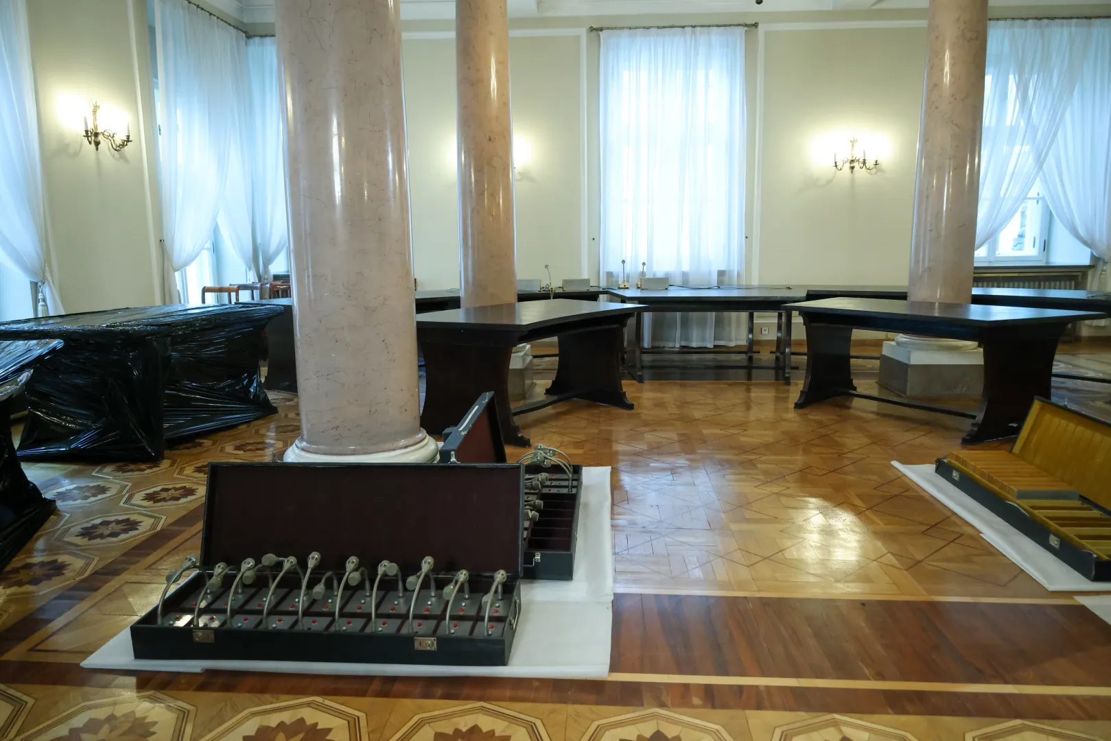 Demontaż Okrągłego Stołu. Fot. PAP/Albert Zawada