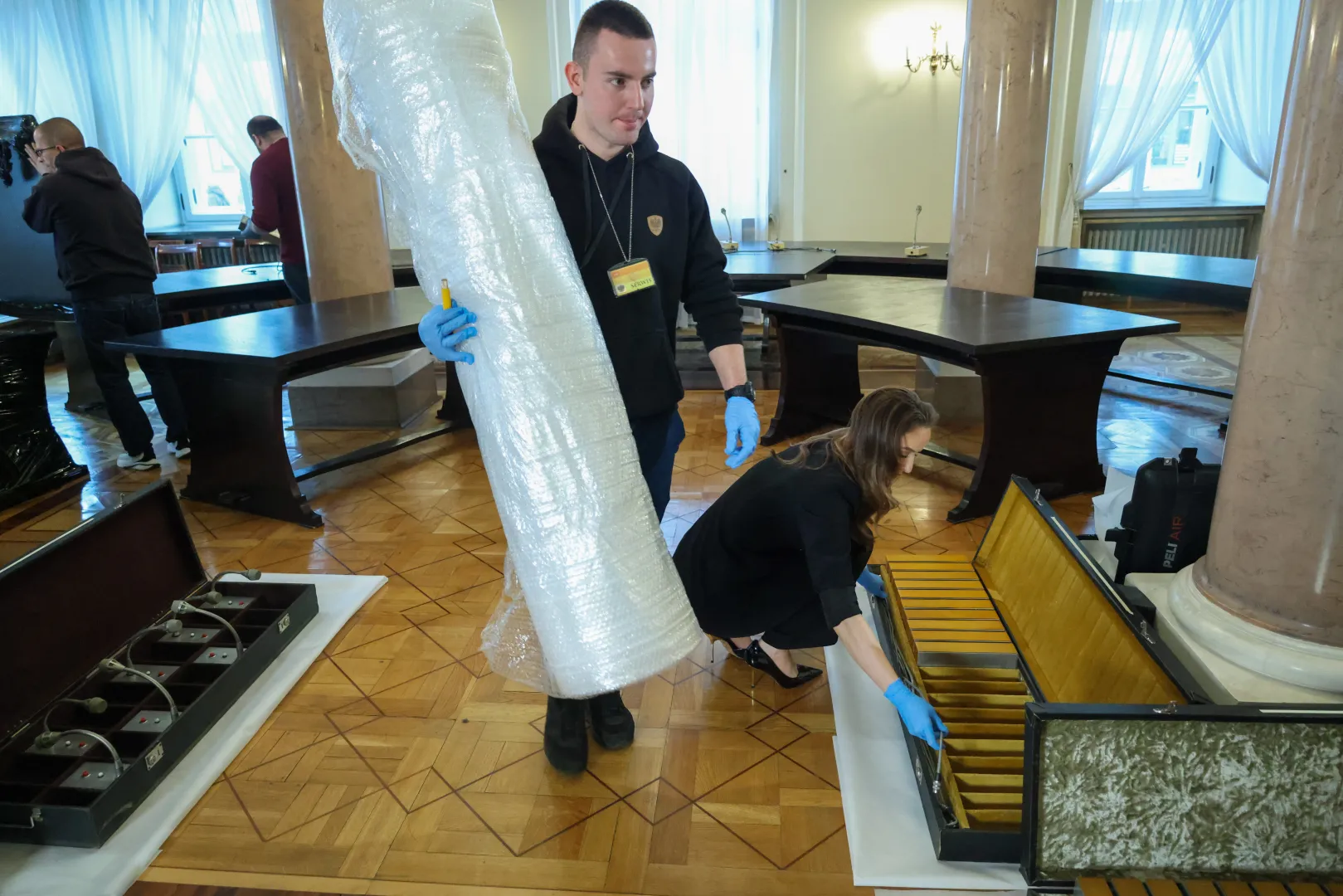 Demontaż Okrągłego Stołu. Fot. PAP/Albert Zawada