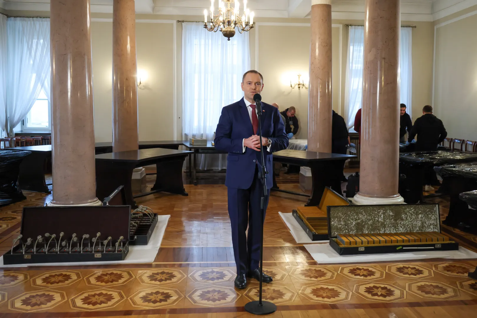 Prezydent Karol Nawrocki podczas demontażu Okrągłego Stołu. Fot. PAP/Albert Zawada