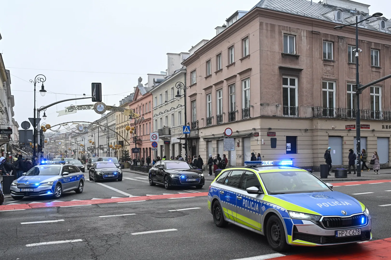 Kolumna samochodów z delegacją ukraińską na warszawskim Nowym Świecie w drodze do Pałacu Prezydenckiego. Fot. PAP/Radek Pietruszka