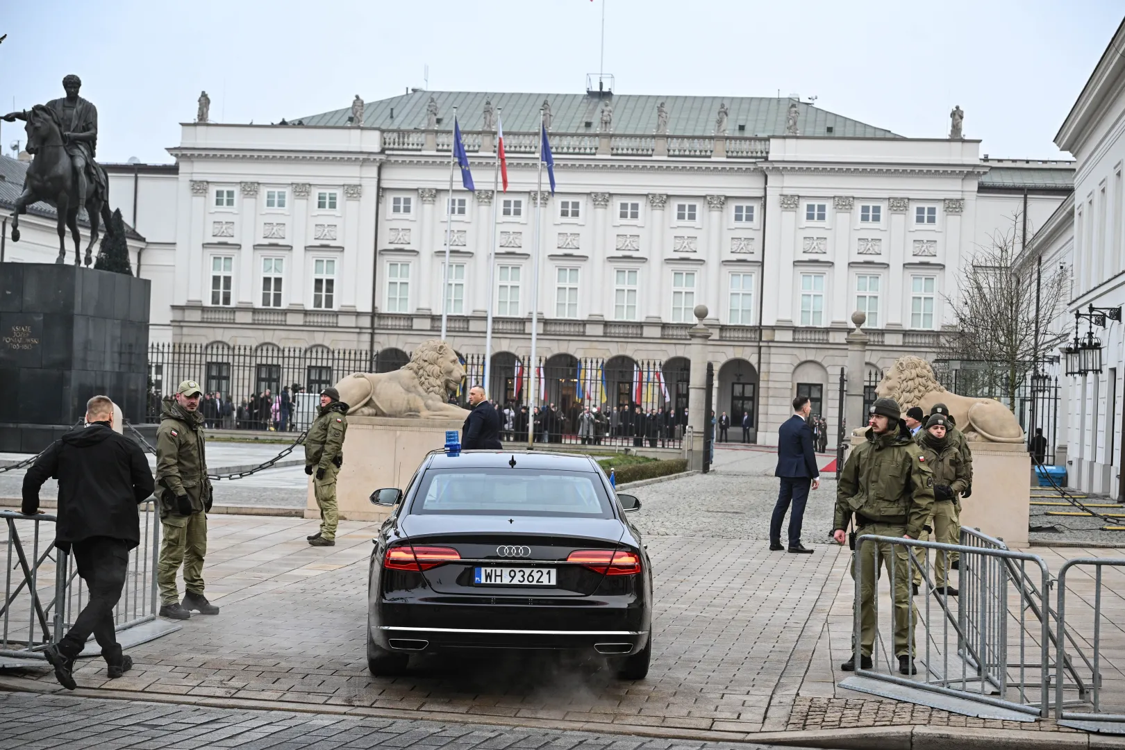 Kolumna samochodów z prezydentem Ukrainy Wołodymyrem Zełenskim przed Pałacem Prezydenckim w Warszawie. Fot. PAP/Radek Pietruszka