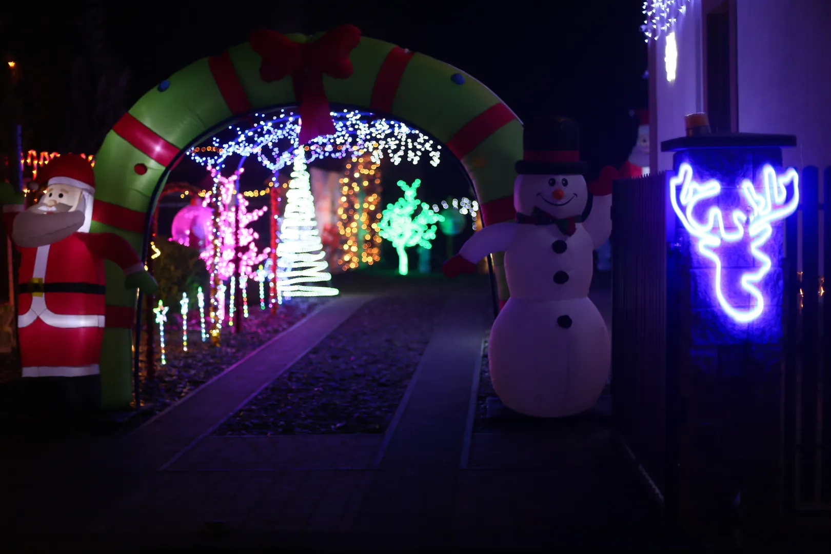 Świąteczna iluminacja we wsi Popowo. Fot. PAP/Lech Muszyński