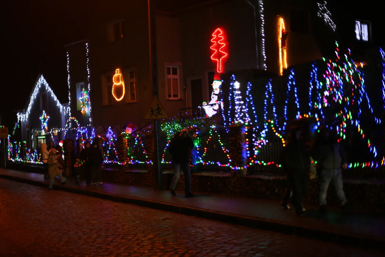 Świąteczna iluminacja we wsi Popowo. Fot. PAP/Lech Muszyński