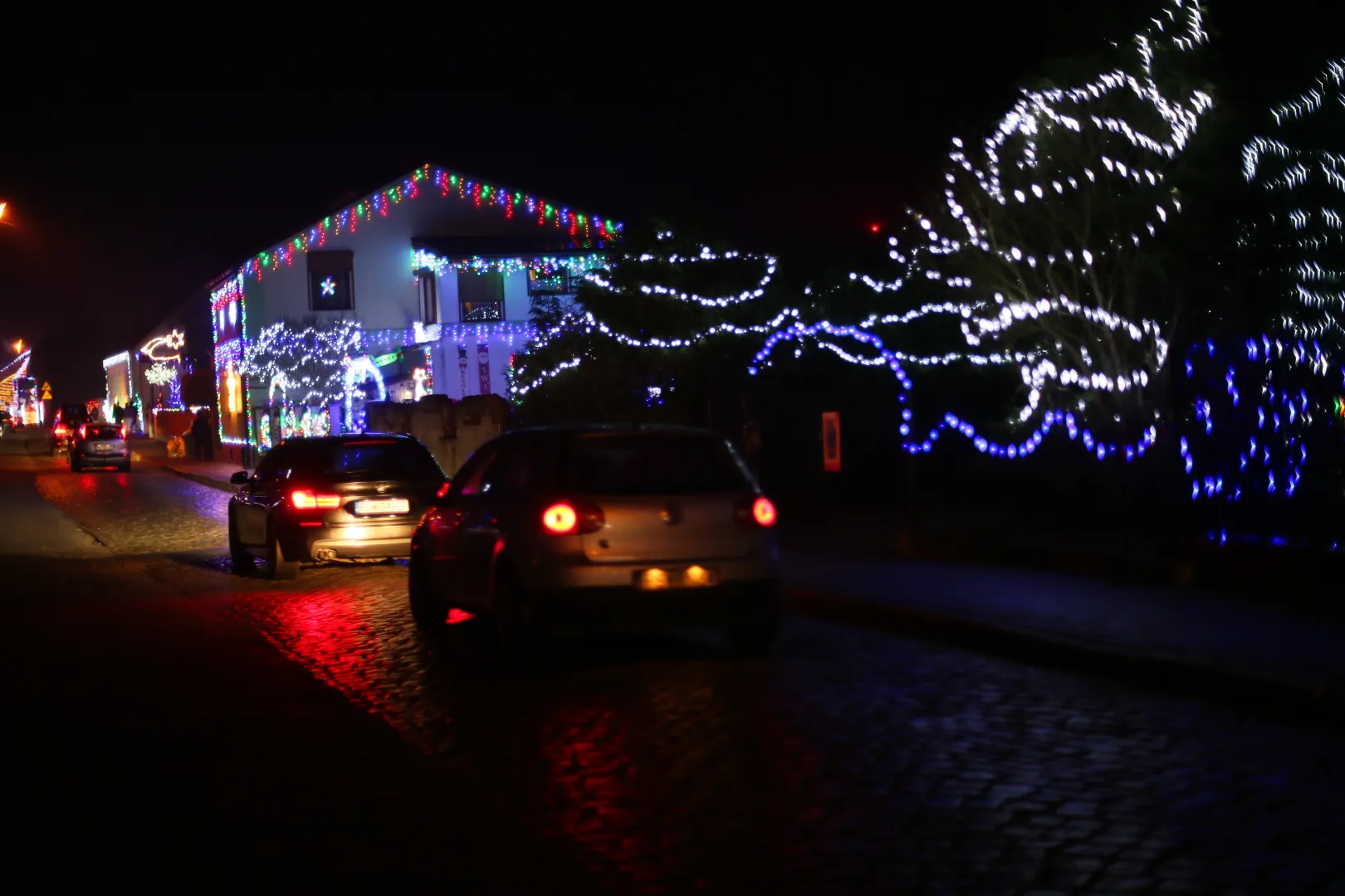 Świąteczna iluminacja we wsi Popowo. Fot. PAP/Lech Muszyński