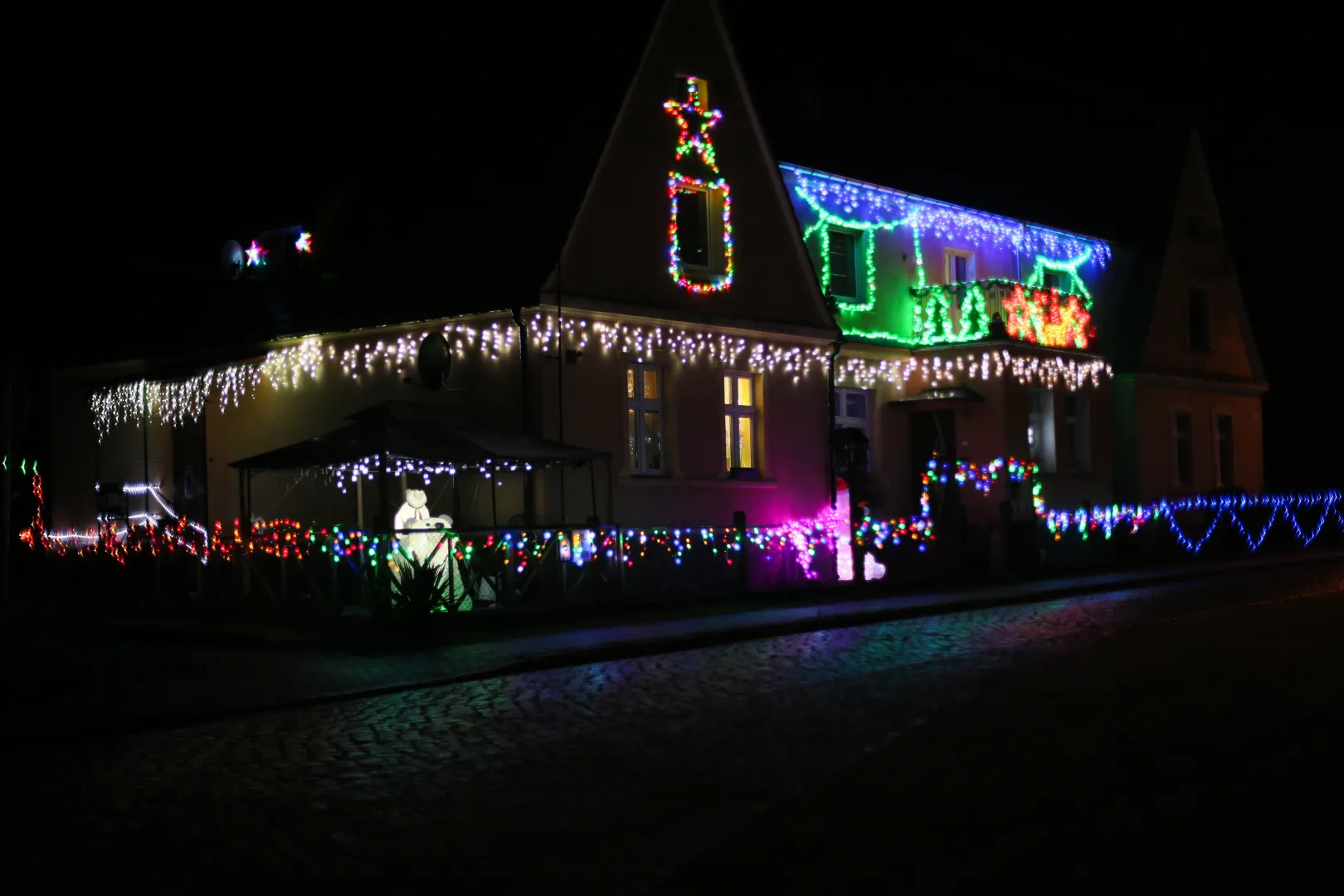 Świąteczna iluminacja we wsi Popowo. Fot. PAP/Lech Muszyński
