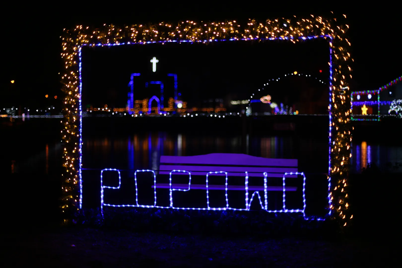 Świąteczna iluminacja we wsi Popowo. Fot. PAP/Lech Muszyński