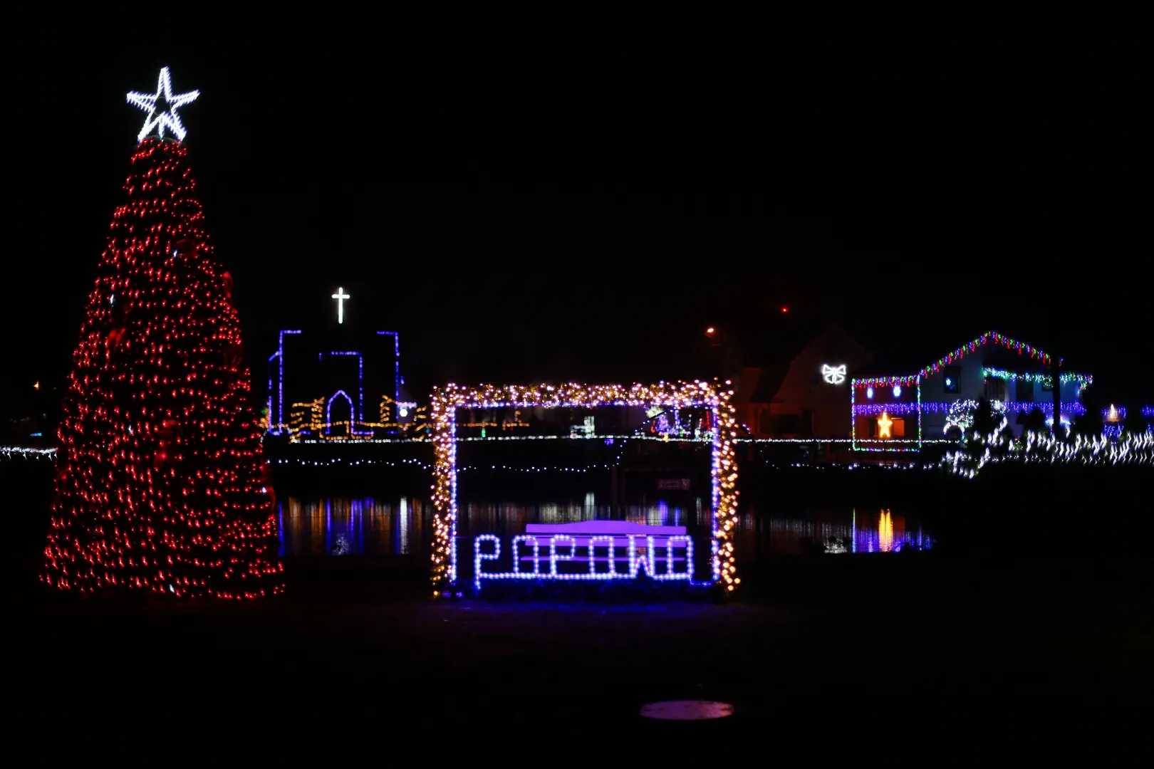 Świąteczna iluminacja we wsi Popowo. Fot. PAP/Lech Muszyński
