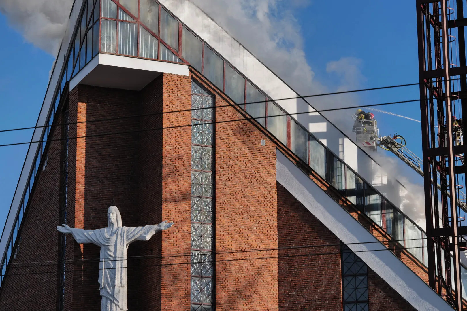 Pożar poddasza kościoła pw. Najświętszego Serca Pana Jezusa przy ul. Władysława Kunickiego w Lublinie. Fot. PAP/Karol Zienkiewicz