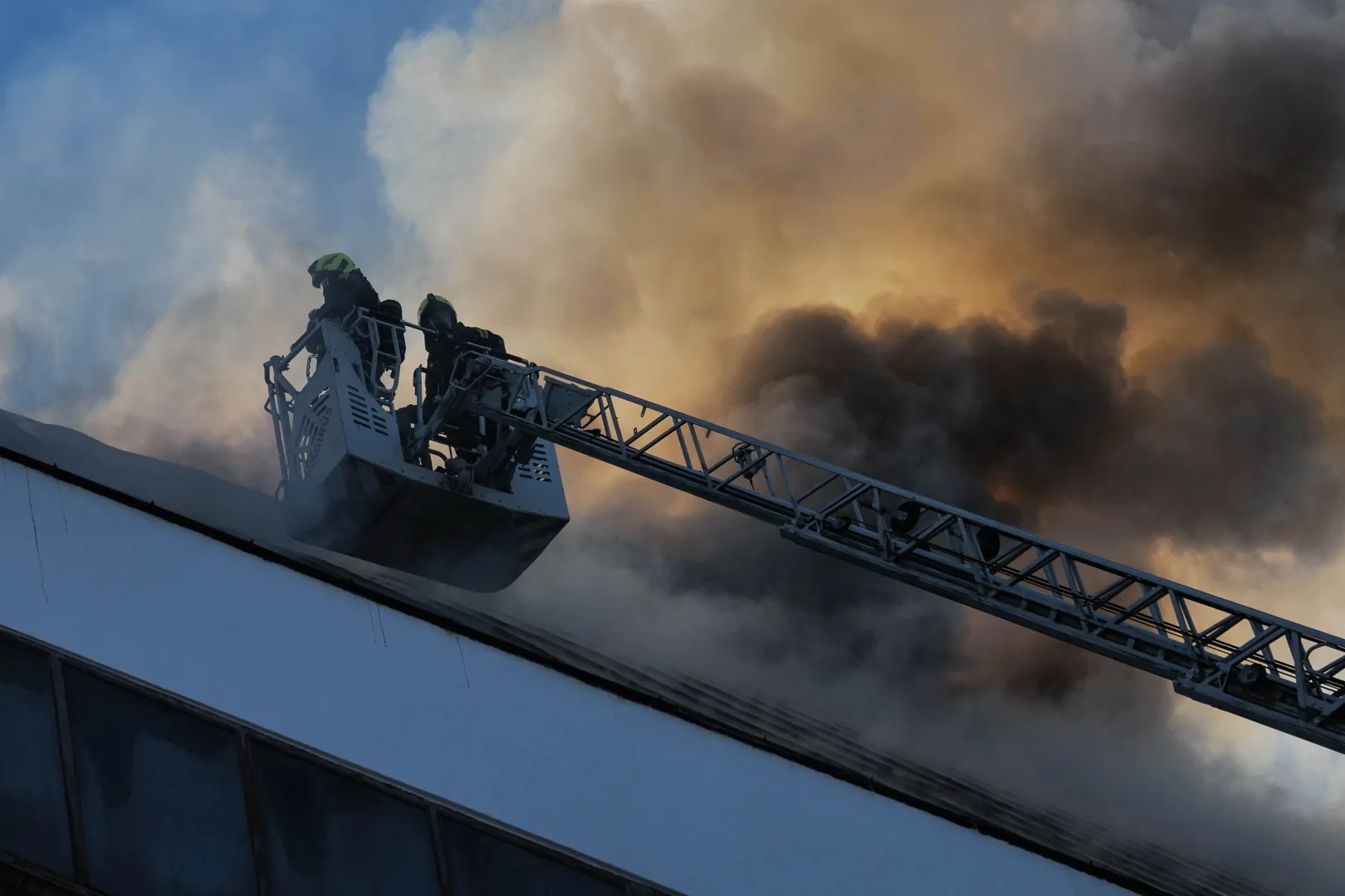 Pożar poddasza kościoła pw. Najświętszego Serca Pana Jezusa przy ul. Władysława Kunickiego w Lublinie. Fot. PAP/Karol Zienkiewicz