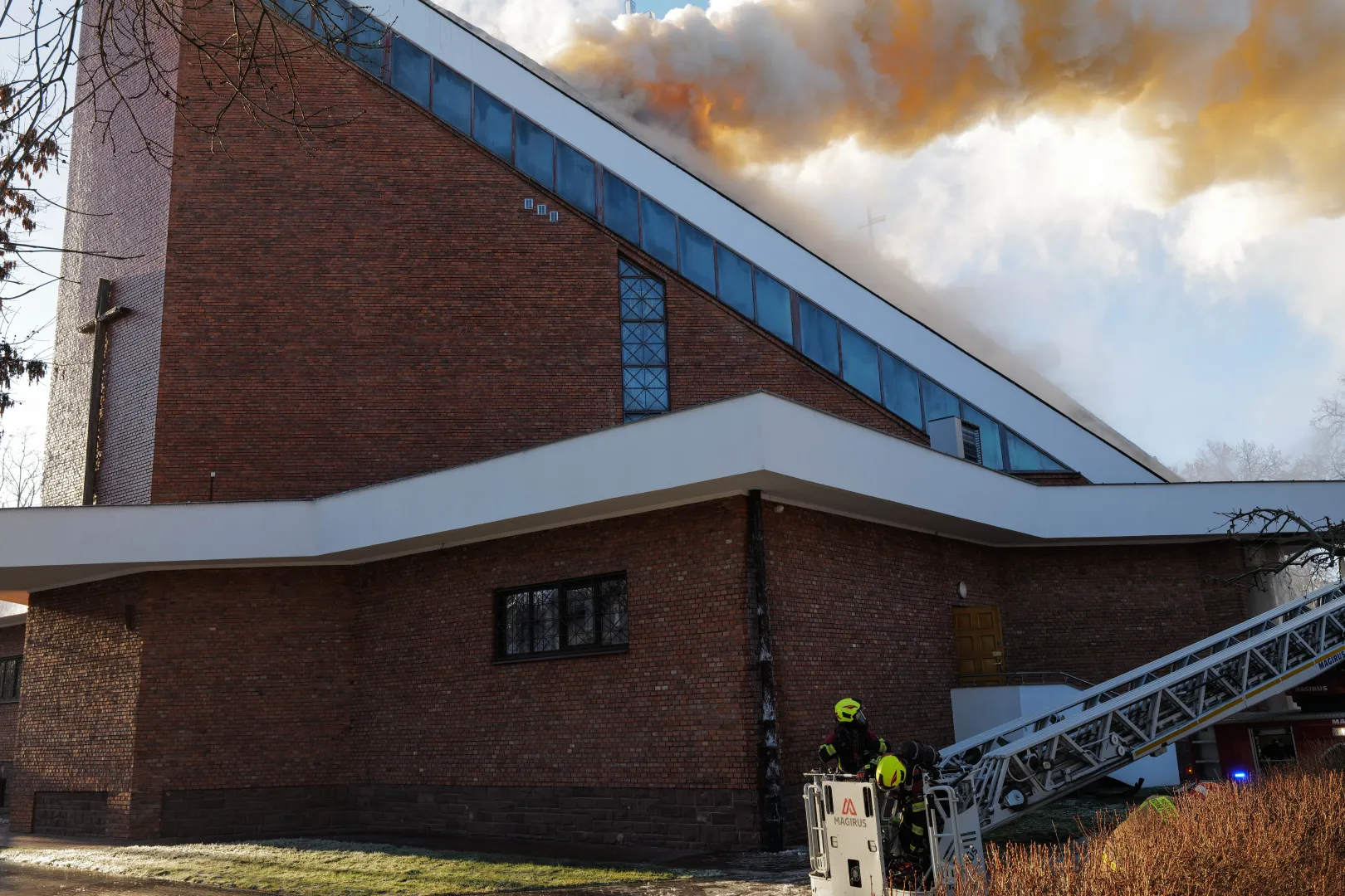 Pożar poddasza kościoła pw. Najświętszego Serca Pana Jezusa przy ul. Władysława Kunickiego w Lublinie. Fot. PAP/Karol Zienkiewicz