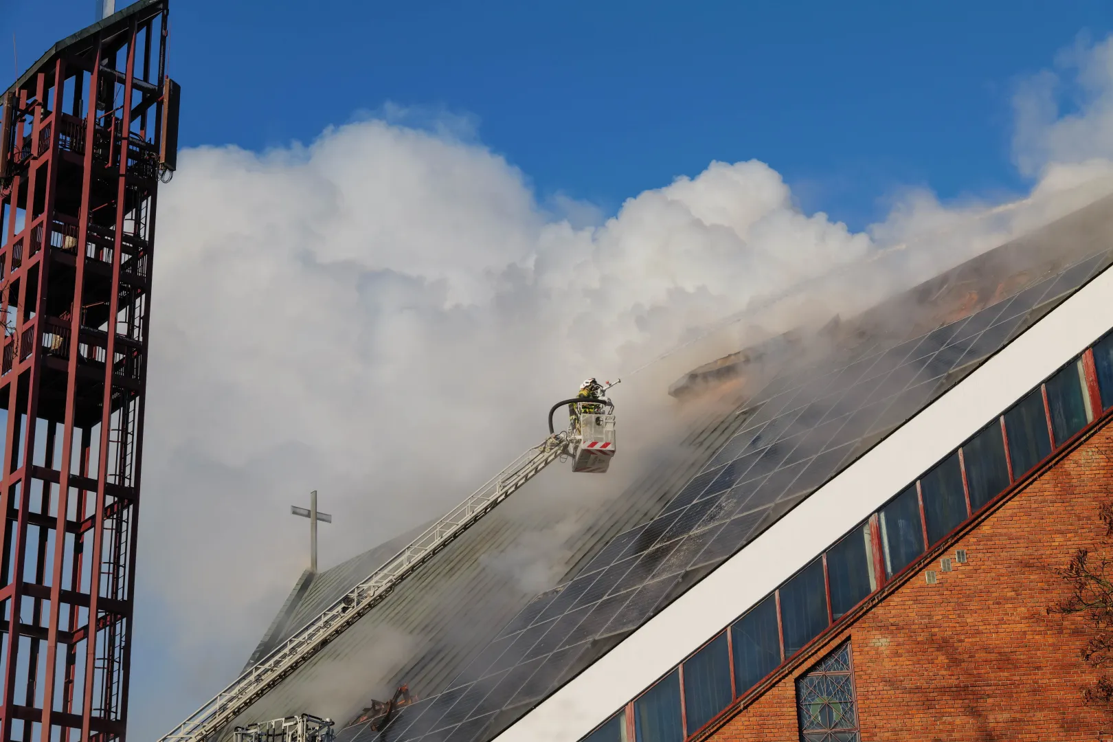 Pożar poddasza kościoła pw. Najświętszego Serca Pana Jezusa przy ul. Władysława Kunickiego w Lublinie. Fot. PAP/Karol Zienkiewicz