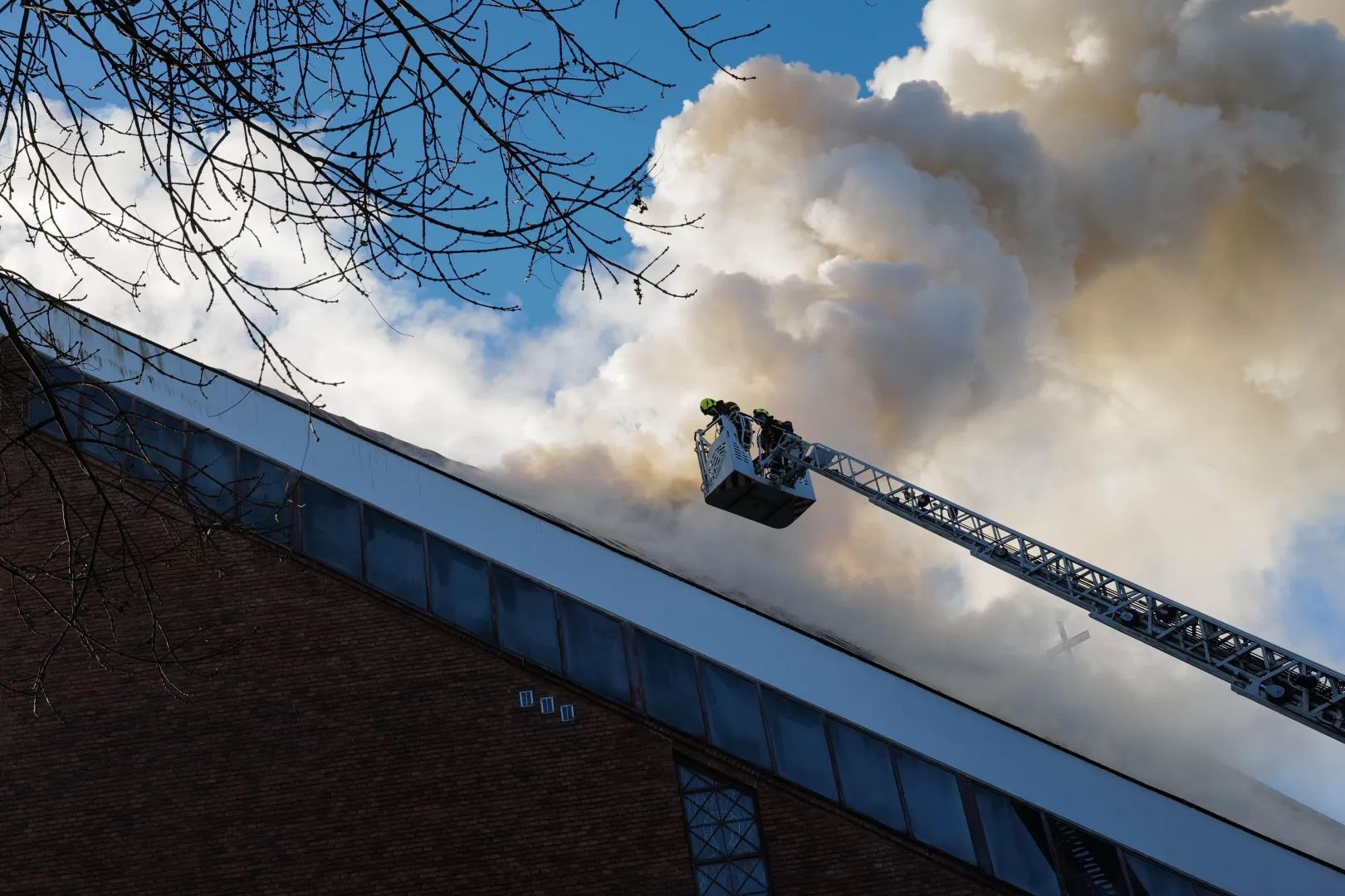 Pożar poddasza kościoła pw. Najświętszego Serca Pana Jezusa przy ul. Władysława Kunickiego w Lublinie. Fot. PAP/Karol Zienkiewicz